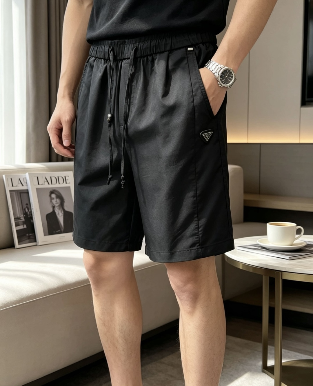 NO:846453,Prad's simple but not simple textured shorts are suitable for all casual summer outfits. The drapey and breathable fabric makes the upper body light and sweat-free. It is suitable for daily commuting and leisure travel. The elastic drawstring waistband accommodates various waist sizes, making it comfortable and unrestricted. The triangle logo details on the side are embellished, low-key and concealing the high-end texture. The neat five-point pants shape modifies the leg shape without being too picky. It balances comfort and style, making it easy to wear a luxurious and relaxed feeling.  A must-have item for boys in summer, it is versatile and has a high-end feel. Sizes are m-xxxl, prada, shorts,19860909Prad 简约不简单的质感短裤,承包夏日所有随性穿搭 垂顺透气面料,上身轻盈不闷汗,日常通勤、休闲出行都适配 松紧抽绳腰头,包容各种腰围,自在无束缚 侧边三角标细节点缀,低调暗藏高级质感 利落五分裤型,修饰腿型不挑身材 兼顾舒适与格调,轻松穿出轻奢松弛感 夏日男生刚需单品,百搭不出错,高级感拉满 尺码m-xxxl,,prada,shorts,,Men's clothing