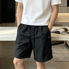Prad 简约不简单的质感短裤,承包夏日所有随性穿搭✨垂顺透气面料,上身轻盈不闷汗,日常通勤、休闲出行都 Prad 简约不简单的质感短裤,承包夏日所有随性穿搭✨垂顺透气面料,上身轻盈不闷汗,日常通勤、休闲出行都