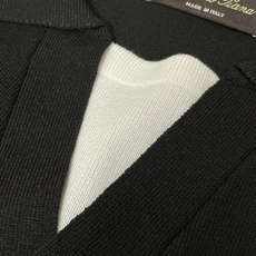 Loro Piana 自带慵懒高级感的花纱针织Polo,男生夏日质感刚需单品✨精致假两件V领设计,层次利 Loro Piana 自带慵懒高级感的花纱针织Polo,男生夏日质感刚需单品✨精致假两件V领设计,层次利