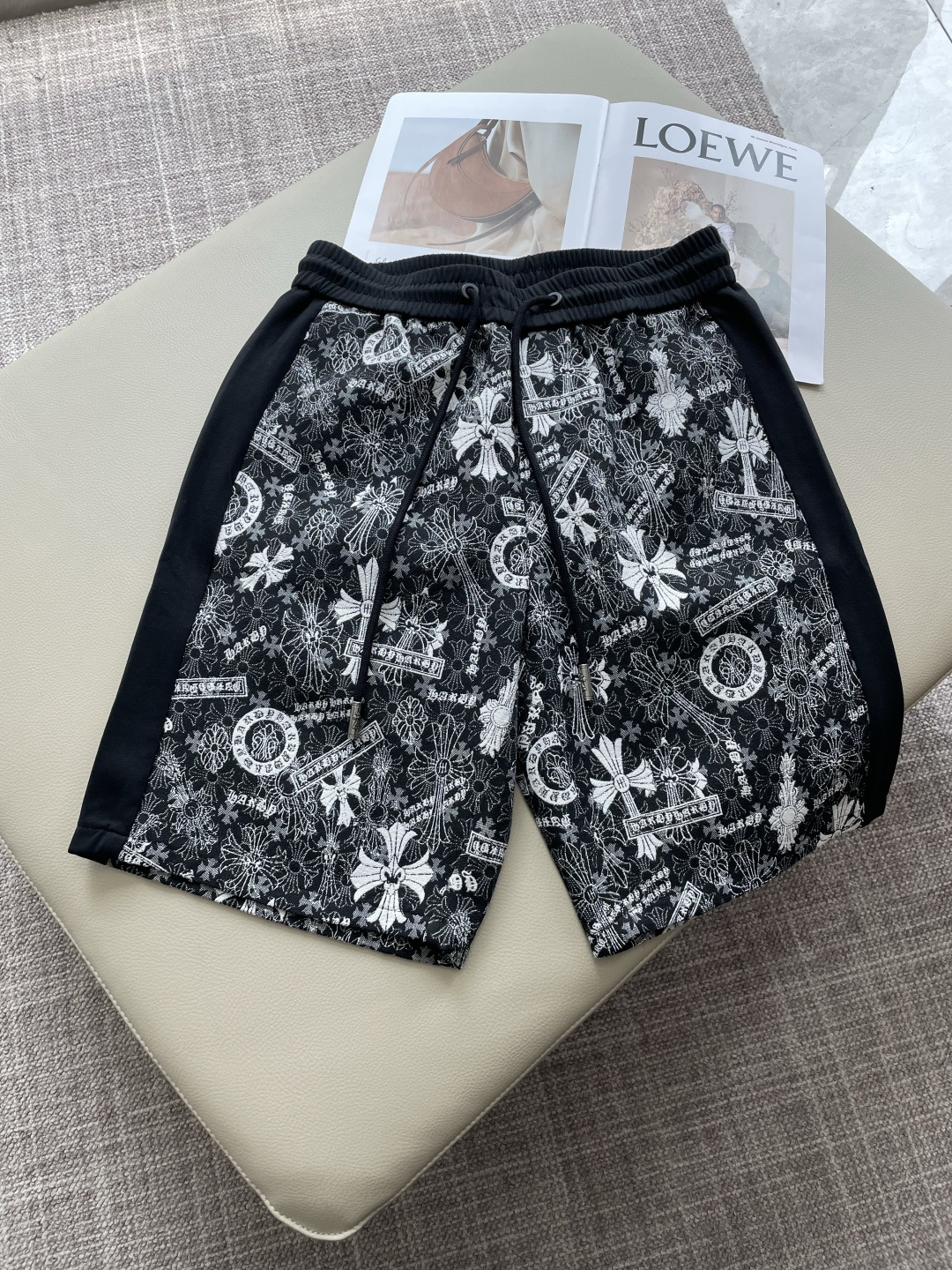 NO:846459,Crow Heart 2026 Summer Shorts!  Versatile casual pants with elastic waist!  Elastic waist and pockets on both sides. The fabric is made of custom-woven high-count pure cotton. The upper body is breathable, soft and skin-friendly, and feels delicate. The waist is knitted with an elastic waist and a drawstring. The upper body does not have to worry about the discomfort of being too loose or too tight. Whether at home, going out, or traveling, it is your best choice for summer!  Size M-3XL,,chrome hearts,shorts,19860909克罗心 2026夏季短裤！百搭松紧腰休闲五分裤！松紧腰 两侧插袋 面料采用客供定织高支纯棉料,上身透气,柔软亲肤,手感细腻、 腰部针织松紧腰加抽绳,上身不用担心过松过紧的不舒适感 ,无论居家,外出,旅游,都是您夏日的最佳选择！ 码数M-3XL,,chrome hearts,shorts,,Men's clothing