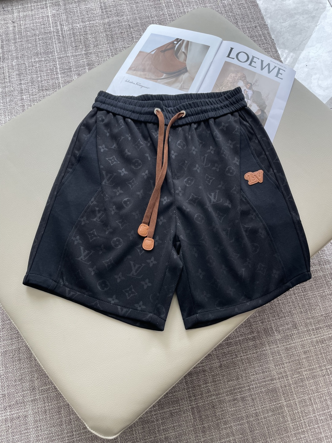 NO:846462,Lv 2026 summer shorts!  Versatile casual pants with elastic waist!  Elastic waist and pockets on both sides. The fabric is made of custom-woven high-count pure cotton. The upper body is breathable, soft and skin-friendly, and feels delicate. The waist is knitted with an elastic waist and a drawstring. The upper body does not have to worry about the discomfort of being too loose or too tight. Whether at home, going out, or traveling, it is your best choice for summer!  Size M-3XL,,louis vuitton,shorts,19860909Lv 2026夏季短裤！百搭松紧腰休闲五分裤！松紧腰 两侧插袋 面料采用客供定织高支纯棉料,上身透气,柔软亲肤,手感细腻、 腰部针织松紧腰加抽绳,上身不用担心过松过紧的不舒适感 ,无论居家,外出,旅游,都是您夏日的最佳选择！ 码数M-3XL,,louis vuitton,shorts,,Men's clothing
