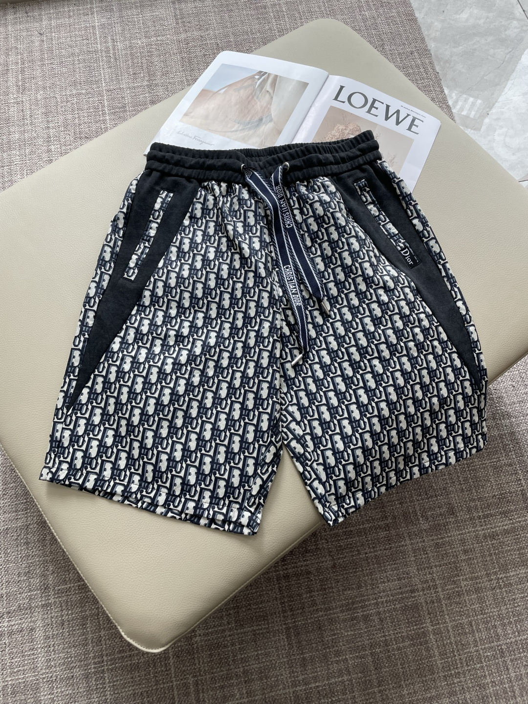 NO:846469,DAO 2026 summer shorts!  Versatile casual pants with elastic waist!  Elastic waist and pockets on both sides. The fabric is made of custom-woven high-count pure cotton. The upper body is breathable, soft and skin-friendly, and feels delicate. The waist is knitted with an elastic waist and a drawstring. The upper body does not have to worry about the discomfort of being too loose or too tight. Whether at home, going out, or traveling, it is your best choice for summer!  Size M-3XL,,shorts,19860909D奥 2026夏季短裤！百搭松紧腰休闲五分裤！松紧腰 两侧插袋 面料采用客供定织高支纯棉料,上身透气,柔软亲肤,手感细腻、 腰部针织松紧腰加抽绳,上身不用担心过松过紧的不舒适感 ,无论居家,外出,旅游,都是您夏日的最佳选择！ 码数M-3XL,,shorts,,Men's clothing