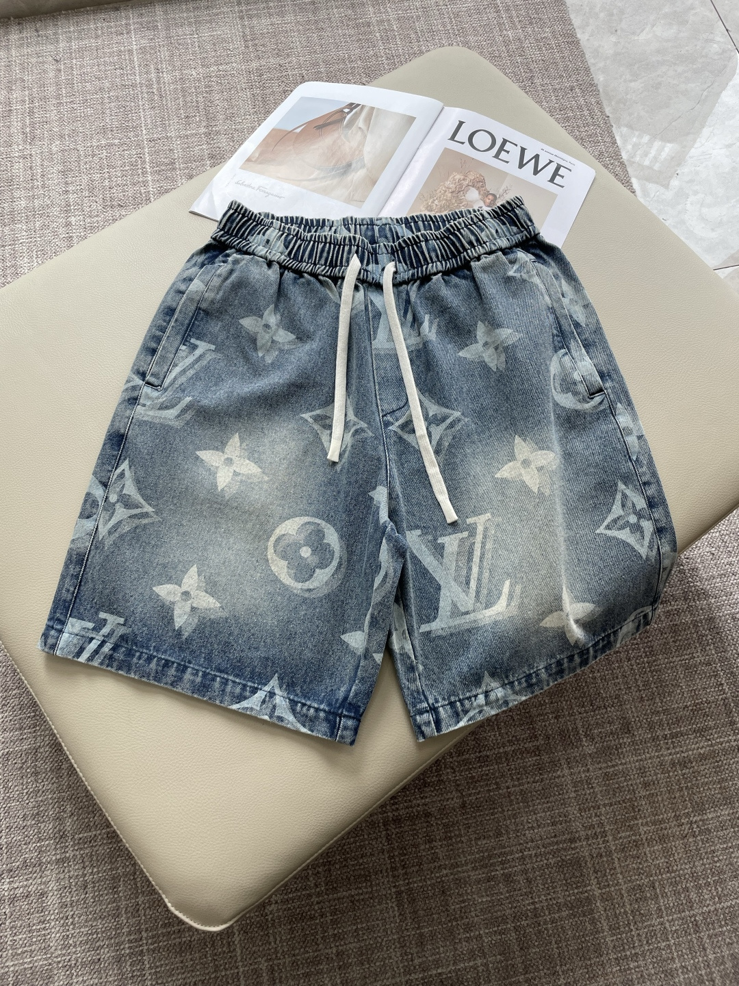 NO:846471,Lv 2026 summer shorts!  Versatile casual pants with elastic waist!  Elastic waist and pockets on both sides. The fabric is made of custom-woven high-count pure cotton. The upper body is breathable, soft and skin-friendly, and feels delicate. The waist is knitted with an elastic waist and a drawstring. The upper body does not have to worry about the discomfort of being too loose or too tight. Whether at home, going out, or traveling, it is your best choice for summer!  Size M-3XL,,louis vuitton,shorts,19860909Lv 2026夏季短裤！百搭松紧腰休闲五分裤！松紧腰 两侧插袋 面料采用客供定织高支纯棉料,上身透气,柔软亲肤,手感细腻、 腰部针织松紧腰加抽绳,上身不用担心过松过紧的不舒适感 ,无论居家,外出,旅游,都是您夏日的最佳选择！ 码数M-3XL,,louis vuitton,shorts,,Men's clothing