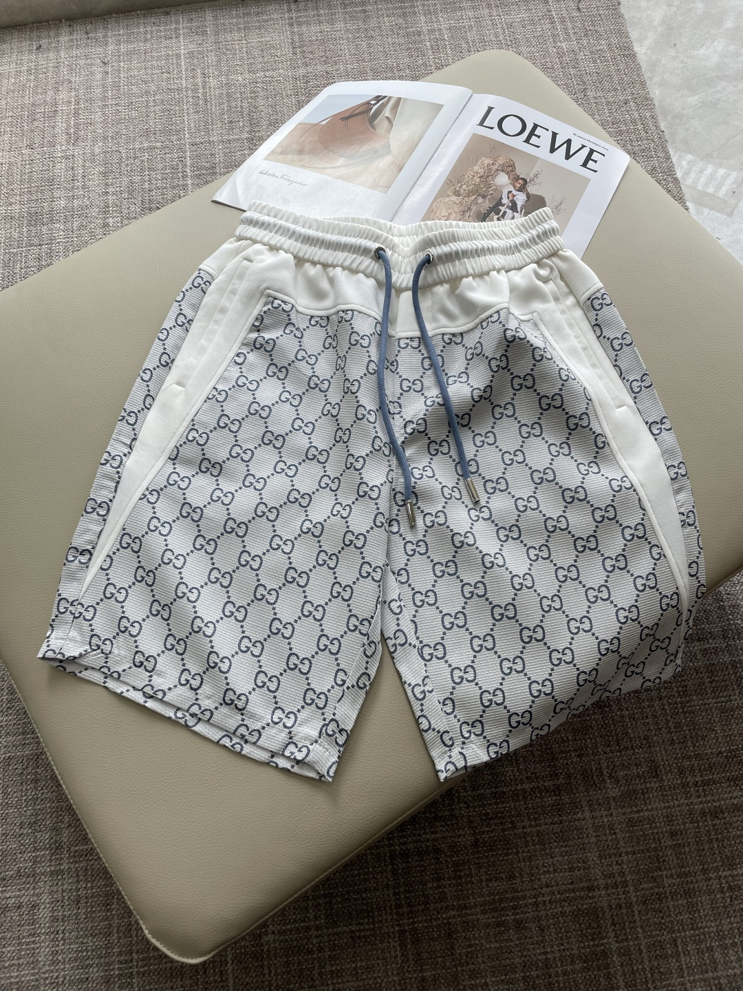 NO:846473,Gucc 2026 summer shorts!  Versatile casual pants with elastic waist!  Elastic waist and pockets on both sides. The fabric is made of custom-woven high-count pure cotton. The upper body is breathable, soft and skin-friendly, and feels delicate. The waist is knitted with an elastic waist and a drawstring. The upper body does not have to worry about the discomfort of being too loose or too tight. Whether at home, going out, or traveling, it is your best choice for summer!  Size M-3XL,,gucci,shorts,19860909Gucc 2026夏季短裤！百搭松紧腰休闲五分裤！松紧腰 两侧插袋 面料采用客供定织高支纯棉料,上身透气,柔软亲肤,手感细腻、 腰部针织松紧腰加抽绳,上身不用担心过松过紧的不舒适感 ,无论居家,外出,旅游,都是您夏日的最佳选择！ 码数M-3XL,,gucci,shorts,,Men's clothing