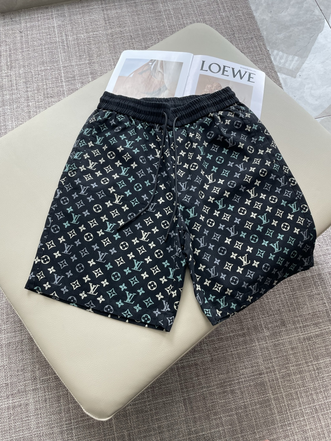 NO:846475,Lv 2026 summer shorts!  Versatile casual pants with elastic waist!  Elastic waist and pockets on both sides. The fabric is made of custom-woven high-count pure cotton. The upper body is breathable, soft and skin-friendly, and feels delicate. The waist is knitted with an elastic waist and a drawstring. The upper body does not have to worry about the discomfort of being too loose or too tight. Whether at home, going out, or traveling, it is your best choice for summer!  Size M-3XL,,louis vuitton,shorts,19860909Lv 2026夏季短裤！百搭松紧腰休闲五分裤！松紧腰 两侧插袋 面料采用客供定织高支纯棉料,上身透气,柔软亲肤,手感细腻、 腰部针织松紧腰加抽绳,上身不用担心过松过紧的不舒适感 ,无论居家,外出,旅游,都是您夏日的最佳选择！ 码数M-3XL,,louis vuitton,shorts,,Men's clothing