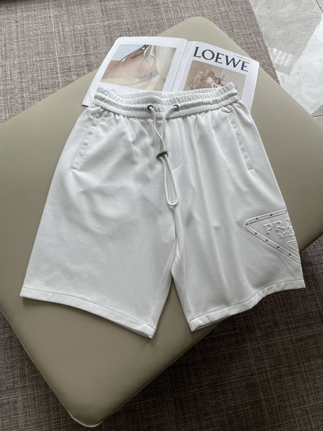 NO:846477,Prad 2026 summer shorts!  Versatile casual pants with elastic waist!  Elastic waist and pockets on both sides. The fabric is made of custom-woven high-count pure cotton. The upper body is breathable, soft and skin-friendly, and feels delicate. The waist is knitted with an elastic waist and a drawstring. The upper body does not have to worry about the discomfort of being too loose or too tight. Whether at home, going out, or traveling, it is your best choice for summer!  Size M-3XL,,prada,shorts,19860909Prad 2026夏季短裤！百搭松紧腰休闲五分裤！松紧腰 两侧插袋 面料采用客供定织高支纯棉料,上身透气,柔软亲肤,手感细腻、 腰部针织松紧腰加抽绳,上身不用担心过松过紧的不舒适感 ,无论居家,外出,旅游,都是您夏日的最佳选择！ 码数M-3XL,,prada,shorts,,Men's clothing