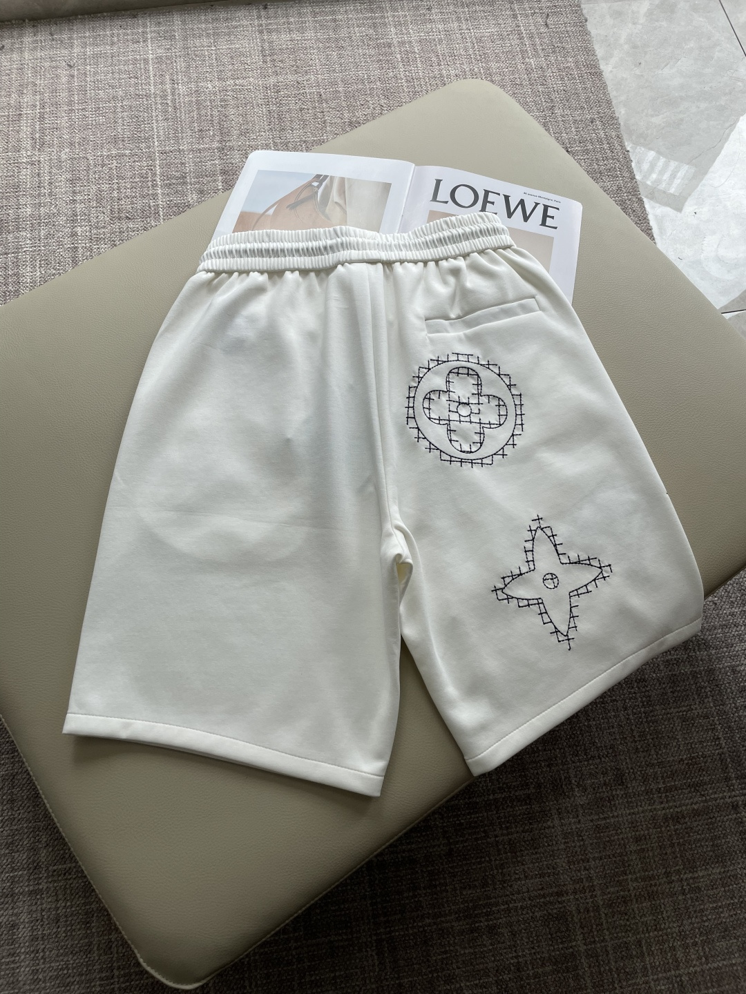 Lv 2026夏季短裤！百搭松紧腰休闲五分裤！松紧腰 两侧插袋 面料采用客供定织高支纯棉料，上身透气，柔