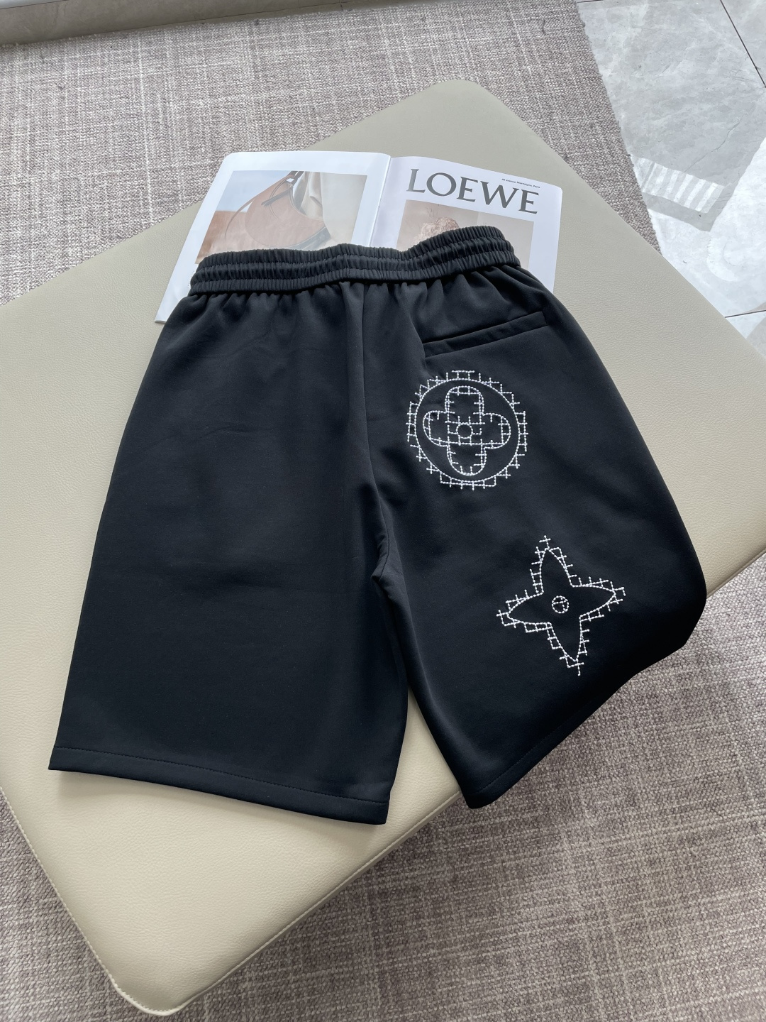 Lv 2026夏季短裤！百搭松紧腰休闲五分裤！松紧腰 两侧插袋 面料采用客供定织高支纯棉料，上身透气，柔