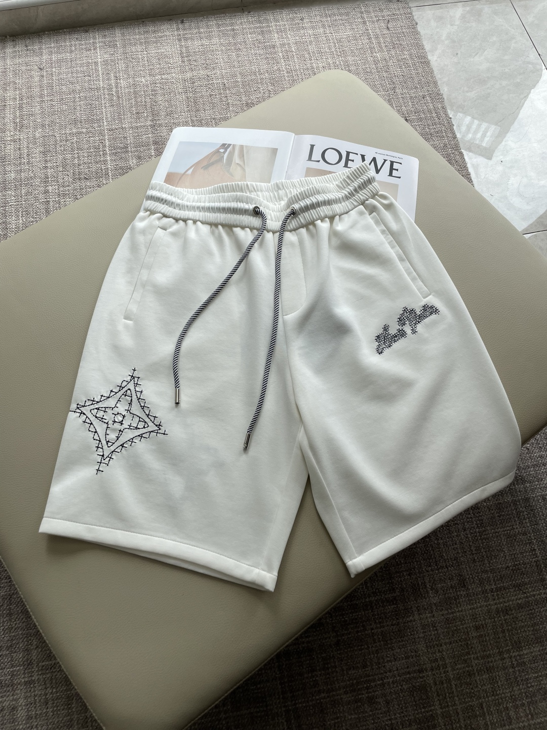 NO:846481,Lv 2026 summer shorts!  Versatile casual pants with elastic waist!  Elastic waist and pockets on both sides. The fabric is made of custom-woven high-count pure cotton. The upper body is breathable, soft and skin-friendly, and feels delicate. The waist is knitted with an elastic waist and a drawstring. The upper body does not have to worry about the discomfort of being too loose or too tight. Whether at home, going out, or traveling, it is your best choice for summer!  Size M-3XL,,louis vuitton,shorts,19860909Lv 2026夏季短裤！百搭松紧腰休闲五分裤！松紧腰 两侧插袋 面料采用客供定织高支纯棉料,上身透气,柔软亲肤,手感细腻、 腰部针织松紧腰加抽绳,上身不用担心过松过紧的不舒适感 ,无论居家,外出,旅游,都是您夏日的最佳选择！ 码数M-3XL,,louis vuitton,shorts,,Men's clothing