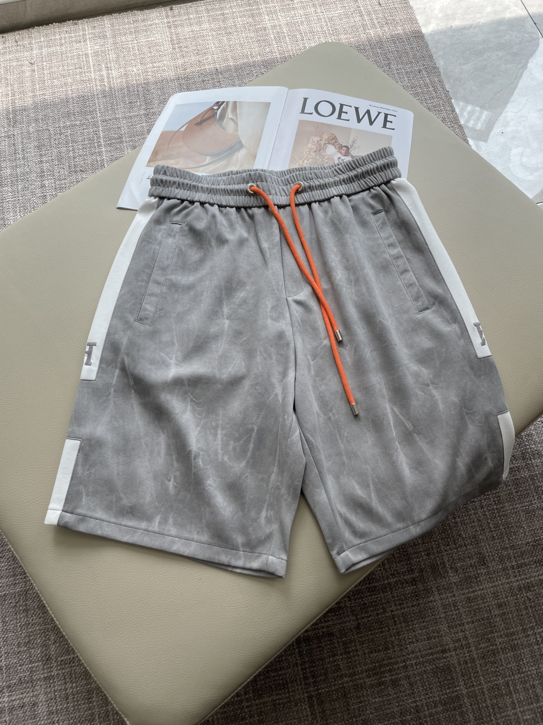 NO:846485,AIS 2026 summer shorts!  Versatile casual pants with elastic waist!  Elastic waist and pockets on both sides. The fabric is made of custom-woven high-count pure cotton. The upper body is breathable, soft and skin-friendly, and feels delicate. The waist is knitted with an elastic waist and a drawstring. The upper body does not have to worry about the discomfort of being too loose or too tight. Whether at home, going out, or traveling, it is your best choice for summer!  Size M-3XL,,shorts,19860909爱仕2026夏季短裤！百搭松紧腰休闲五分裤！松紧腰 两侧插袋 面料采用客供定织高支纯棉料,上身透气,柔软亲肤,手感细腻、 腰部针织松紧腰加抽绳,上身不用担心过松过紧的不舒适感 ,无论居家,外出,旅游,都是您夏日的最佳选择！ 码数M-3XL,,shorts,,Men's clothing