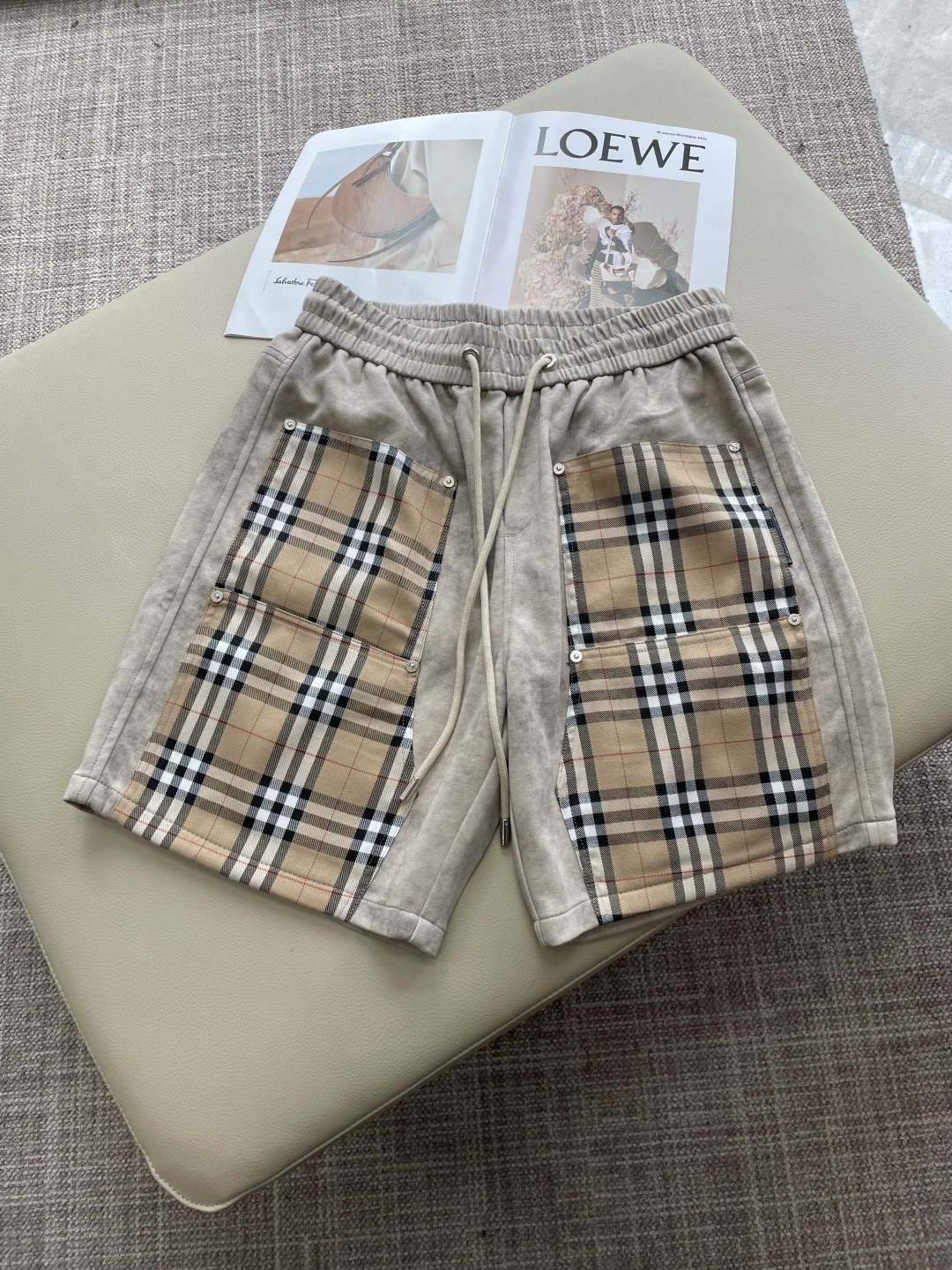 NO:846476,Bur 2026 summer shorts!  Versatile casual pants with elastic waist!  Elastic waist and pockets on both sides. The fabric is made of custom-woven high-count pure cotton. The upper body is breathable, soft and skin-friendly, and feels delicate. The waist is knitted with an elastic waist and a drawstring. The upper body does not have to worry about the discomfort of being too loose or too tight. Whether at home, going out, or traveling, it is your best choice for summer!  Size M-3XL,,burberry,shorts,19860909Bur 2026夏季短裤！百搭松紧腰休闲五分裤！松紧腰 两侧插袋 面料采用客供定织高支纯棉料,上身透气,柔软亲肤,手感细腻、 腰部针织松紧腰加抽绳,上身不用担心过松过紧的不舒适感 ,无论居家,外出,旅游,都是您夏日的最佳选择！ 码数M-3XL,,burberry,shorts,,Men's clothing