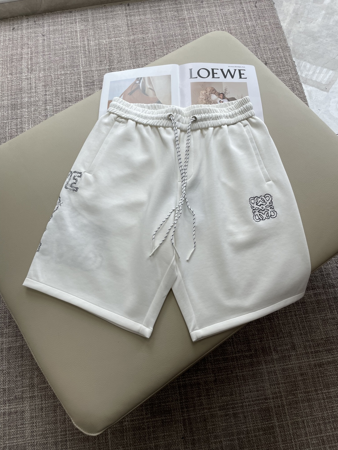 NO:846478,Loewe 2026 summer shorts!  Versatile casual pants with elastic waist!  Elastic waist and pockets on both sides. The fabric is made of custom-woven high-count pure cotton. The upper body is breathable, soft and skin-friendly, and feels delicate. The waist is knitted with an elastic waist and a drawstring. The upper body does not have to worry about the discomfort of being too loose or too tight. Whether at home, going out, or traveling, it is your best choice for summer!  Size M-3XL,,loewe,shorts,19860909Loewe 2026夏季短裤！百搭松紧腰休闲五分裤！松紧腰 两侧插袋 面料采用客供定织高支纯棉料,上身透气,柔软亲肤,手感细腻、 腰部针织松紧腰加抽绳,上身不用担心过松过紧的不舒适感 ,无论居家,外出,旅游,都是您夏日的最佳选择！ 码数M-3XL,,loewe,shorts,,Men's clothing