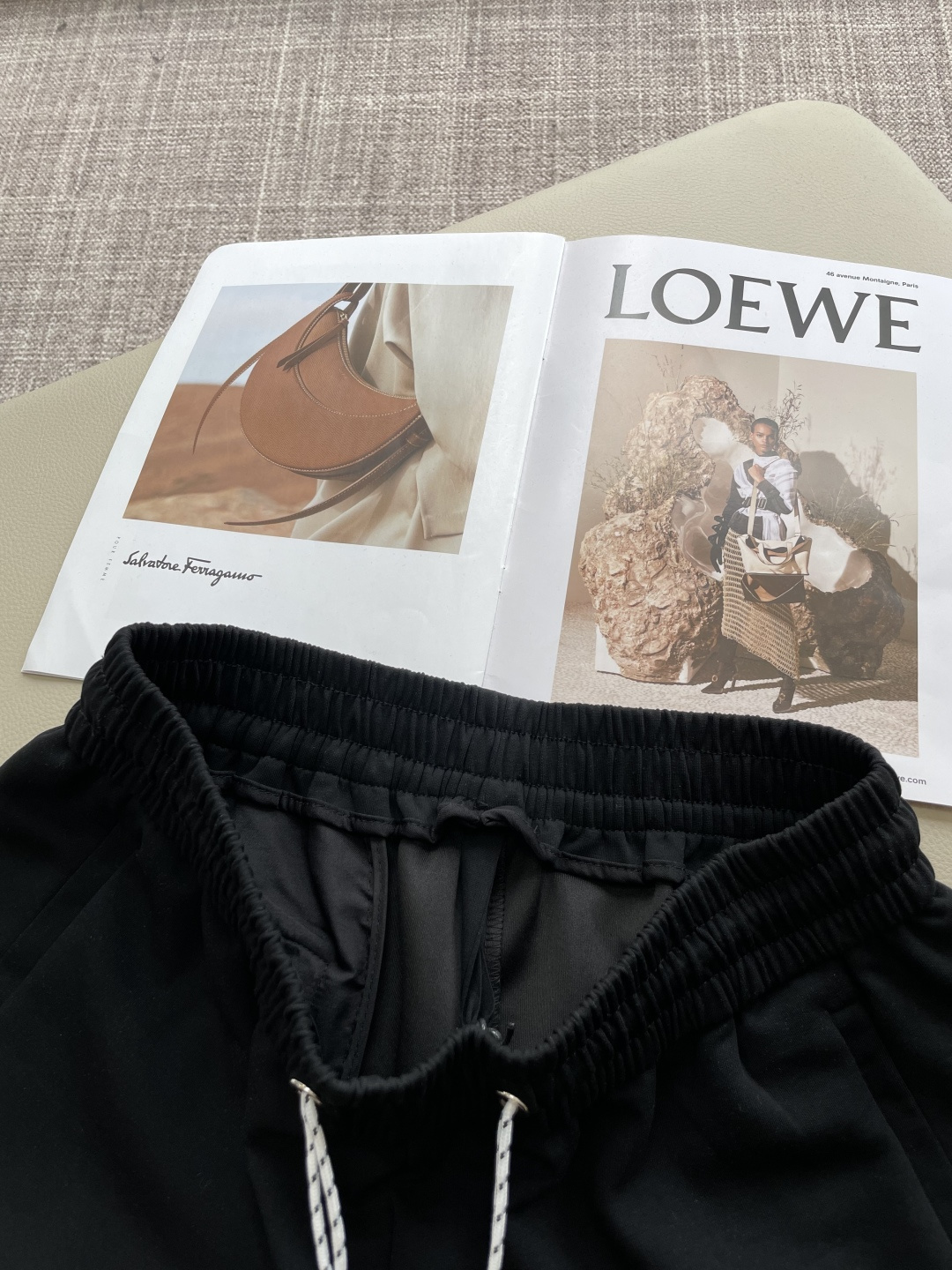 Loewe 2026夏季短裤！百搭松紧腰休闲五分裤！松紧腰 两侧插袋 面料采用客供定织高支纯棉料，上身透