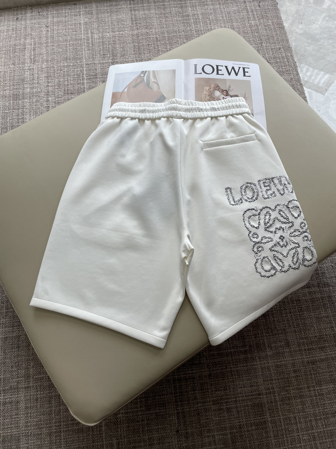 Loewe 2026夏季短裤！百搭松紧腰休闲五分裤！松紧腰 两侧插袋 面料采用客供定织高支纯棉料，上身透