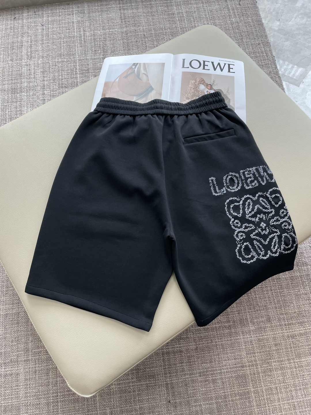 Loewe 2026夏季短裤！百搭松紧腰休闲五分裤！松紧腰 两侧插袋 面料采用客供定织高支纯棉料，上身透