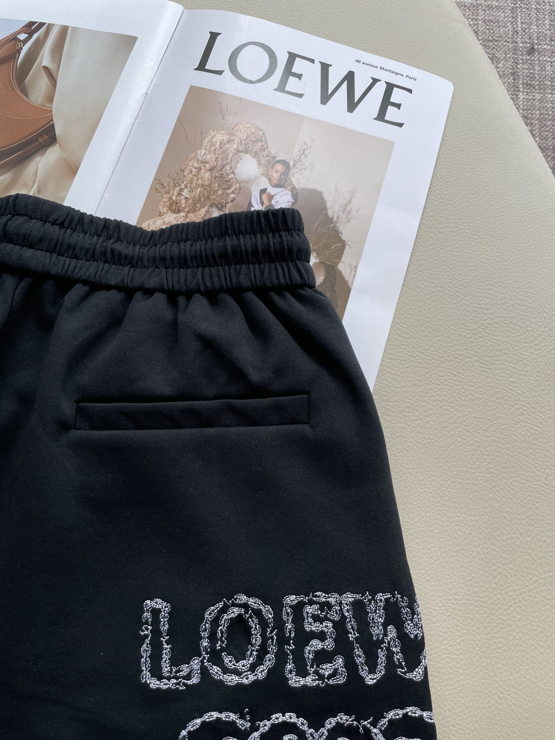 Loewe 2026夏季短裤！百搭松紧腰休闲五分裤！松紧腰 两侧插袋 面料采用客供定织高支纯棉料，上身透