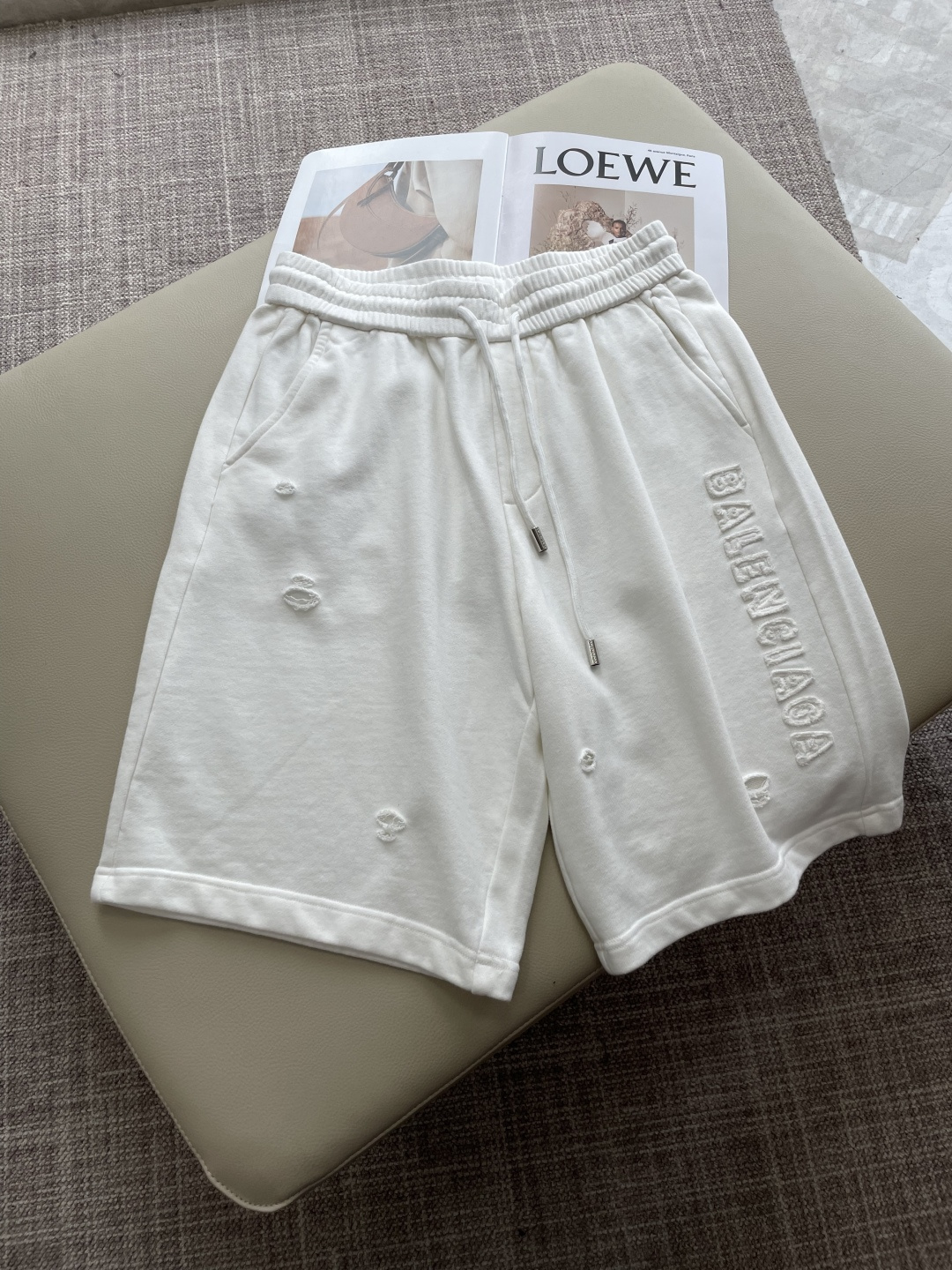 NO:846482,Paris 2026 summer shorts!  Versatile casual pants with elastic waist!  Elastic waist and pockets on both sides. The fabric is made of custom-woven high-count pure cotton. The upper body is breathable, soft and skin-friendly, and feels delicate. The waist is knitted with an elastic waist and a drawstring. The upper body does not have to worry about the discomfort of being too loose or too tight. Whether at home, going out, or traveling, it is your best choice for summer!  Size M-3XL,,shorts,19860909巴黎 2026夏季短裤！百搭松紧腰休闲五分裤！松紧腰 两侧插袋 面料采用客供定织高支纯棉料,上身透气,柔软亲肤,手感细腻、 腰部针织松紧腰加抽绳,上身不用担心过松过紧的不舒适感 ,无论居家,外出,旅游,都是您夏日的最佳选择！ 码数M-3XL,,shorts,,Men's clothing