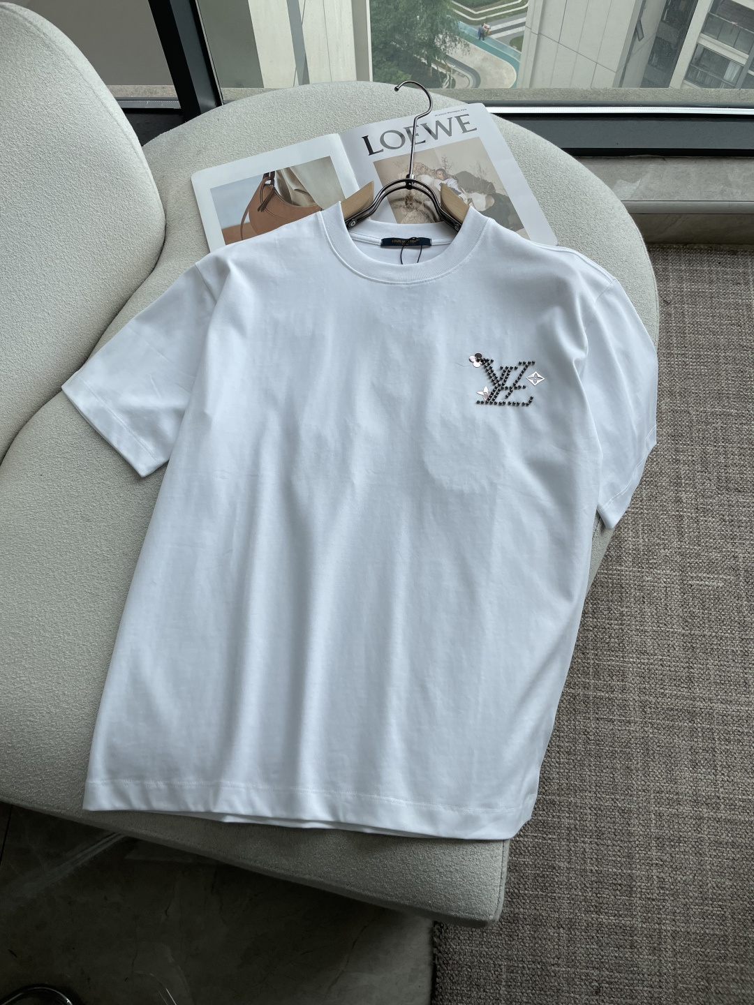 NO:846488,Lv 2026 spring and summer new style debut counter, the latest short-sleeved round neck T-shirt, high-end customization, avant-garde and fashionable design!  The brand logo is designed with heavy craftsmanship. High-end customized long-staple cotton fabric. Soft to the touch. Comfortable to wear. Exquisite stitching at the counter level. Fine workmanship. The upper body effect is incomparably handsome!  A must-have item for a stylish man!  Color Black White Size M-3XL,,louis vuitton,T-shirt,tees,t-shirt,19860909Lv 2026春夏新款首发专柜最新款短袖圆领T恤 高端订制 设计前卫时尚！品牌logo重工艺设计 高端定制长绒棉面料.手感柔软.穿着舒适.专柜级别精致车线.做工精细.上身效果无敌帅气！型男必备单品！ 颜色黑色 白色 码数M-3XL,,louis vuitton,T-shirt,tees，t-shirt,,Men's clothing