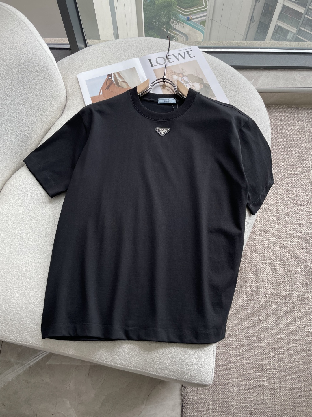 NO:846489,Prad's 2026 spring and summer new style debut counter, the latest short-sleeved round neck T-shirt, high-end customization, avant-garde and fashionable design!  The brand logo is designed with heavy craftsmanship. High-end customized long-staple cotton fabric. Soft to the touch. Comfortable to wear. Exquisite stitching at the counter level. Fine workmanship. The upper body effect is incomparably handsome!  A must-have item for a stylish man!  Color black white Size M-3XL, prada, T-shirt, tees, t-shirt,19860909Prad 2026春夏新款首发专柜最新款短袖圆领T恤 高端订制 设计前卫时尚！品牌logo重工艺设计 高端定制长绒棉面料.手感柔软.穿着舒适.专柜级别精致车线.做工精细.上身效果无敌帅气！型男必备单品！ 颜色黑色 白色 码数M-3XL,,prada,T-shirt,tees，t-shirt,,Men's clothing