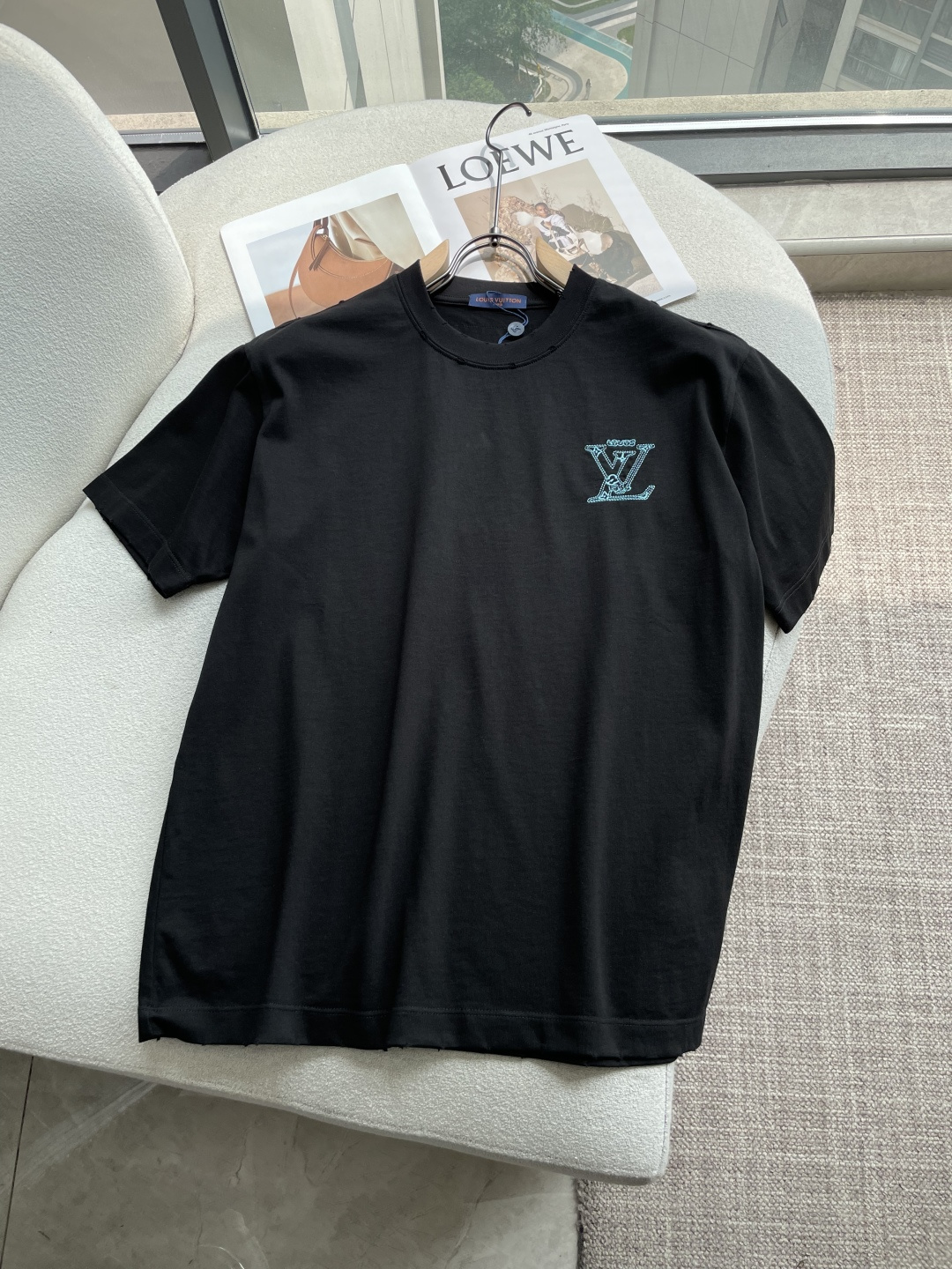NO:846492,Lv 2026 spring and summer new style debut counter, the latest short-sleeved round neck T-shirt, high-end customization, avant-garde and fashionable design!  The brand logo is designed with heavy craftsmanship. High-end customized long-staple cotton fabric. Soft to the touch. Comfortable to wear. Exquisite stitching at the counter level. Fine workmanship. The upper body effect is incomparably handsome!  A must-have item for a stylish man!  Color Black White Size M-3XL,,louis vuitton,T-shirt,tees,t-shirt,19860909Lv 2026春夏新款首发专柜最新款短袖圆领T恤 高端订制 设计前卫时尚！品牌logo重工艺设计 高端定制长绒棉面料.手感柔软.穿着舒适.专柜级别精致车线.做工精细.上身效果无敌帅气！型男必备单品！ 颜色黑色 白色 码数M-3XL,,louis vuitton,T-shirt,tees，t-shirt,,Men's clothing