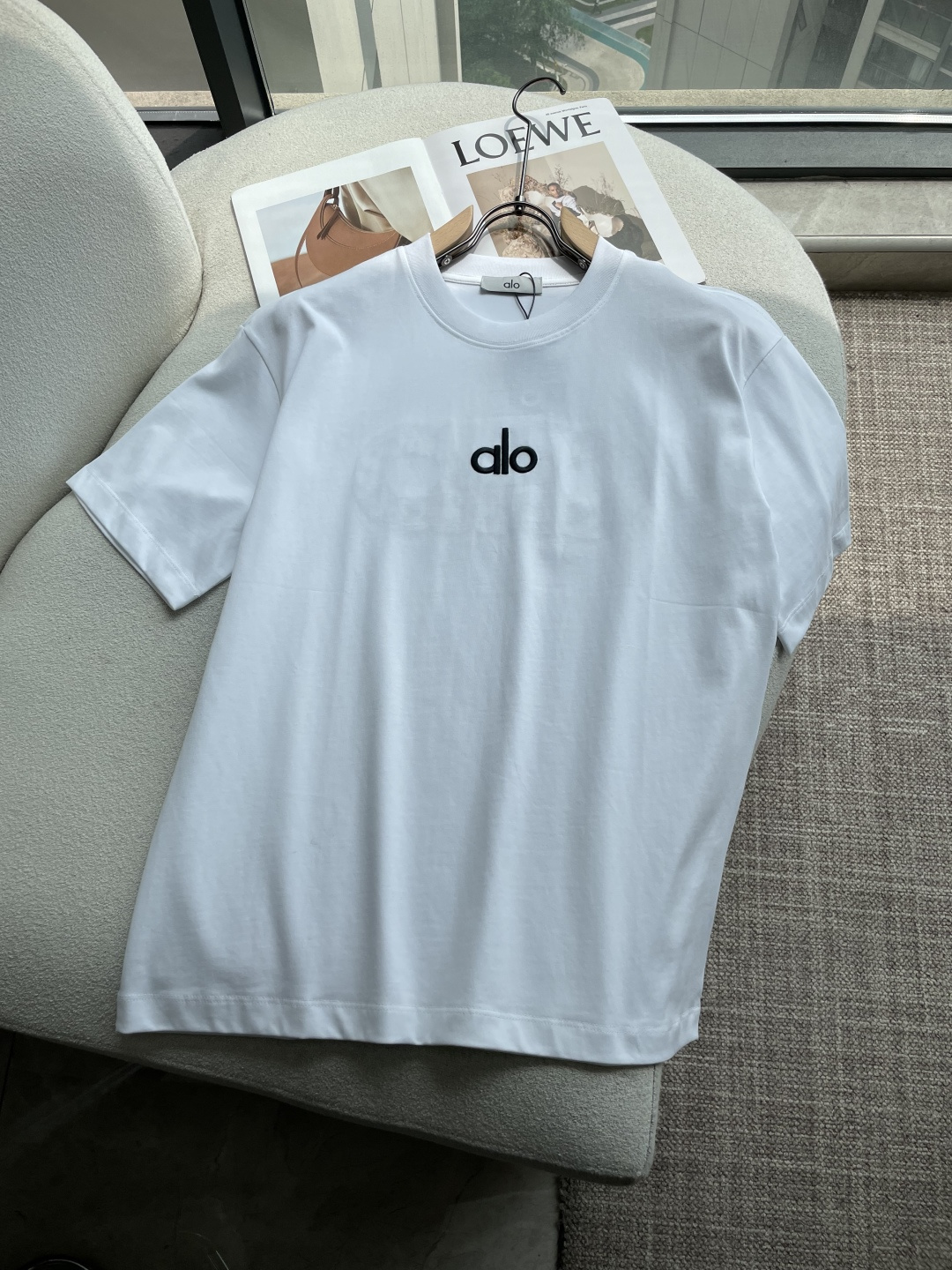 NO:846495,alo 2026 spring and summer new style debut counter, the latest short-sleeved round neck T-shirt, high-end custom design, avant-garde and fashionable!  The brand logo is designed with heavy craftsmanship. High-end customized long-staple cotton fabric. Soft to the touch. Comfortable to wear. Exquisite stitching at the counter level. Fine workmanship. The upper body effect is incomparably handsome!  A must-have item for a stylish man!  Color Black White Size M-3XL, T-shirt, tees, t-shirt,19860909alo 2026春夏新款首发专柜最新款短袖圆领T恤 高端订制 设计前卫时尚！品牌logo重工艺设计 高端定制长绒棉面料.手感柔软.穿着舒适.专柜级别精致车线.做工精细.上身效果无敌帅气！型男必备单品！ 颜色黑色 白色 码数M-3XL,,T-shirt,tees，t-shirt,,Men's clothing