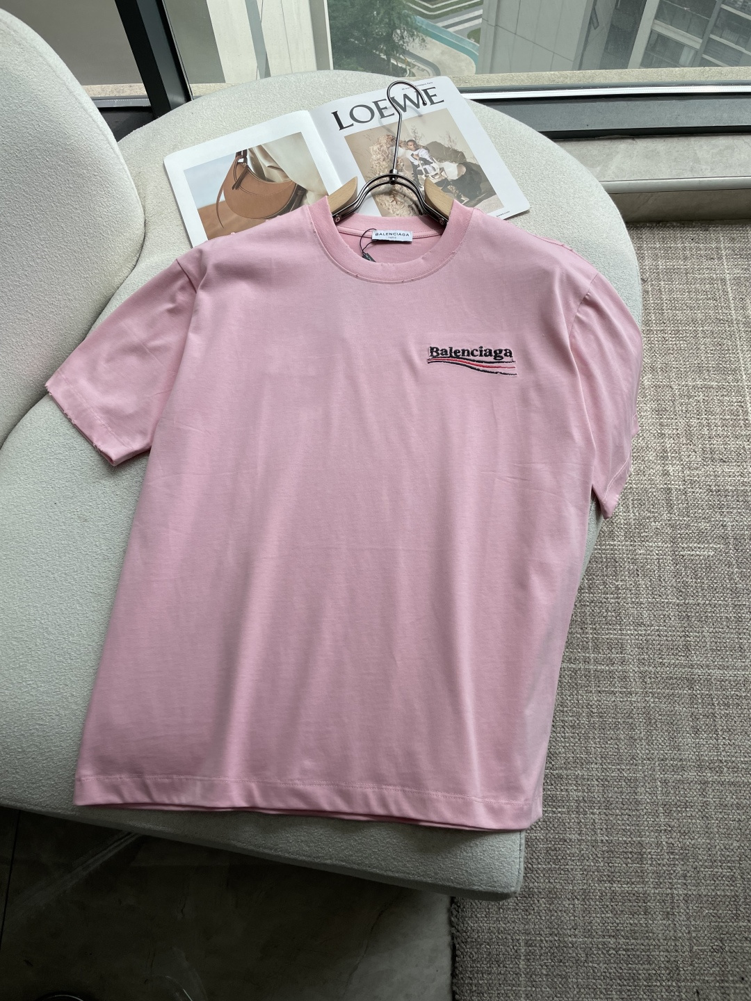 NO:846498,Paris 2026 spring and summer new style debut counter latest short-sleeved round neck T-shirt, high-end customization, avant-garde and fashionable design!  The brand logo is designed with heavy craftsmanship. High-end customized long-staple cotton fabric. Soft to the touch. Comfortable to wear. Exquisite stitching at the counter level. Fine workmanship. The upper body effect is incomparably handsome!  A must-have item for a stylish man!  Color Black White Size M-3XL, T-shirt, tees, t-shirt,19860909巴黎 2026春夏新款首发专柜最新款短袖圆领T恤 高端订制 设计前卫时尚！品牌logo重工艺设计 高端定制长绒棉面料.手感柔软.穿着舒适.专柜级别精致车线.做工精细.上身效果无敌帅气！型男必备单品！ 颜色黑色 白色 码数M-3XL,,T-shirt,tees，t-shirt,,Men's clothing