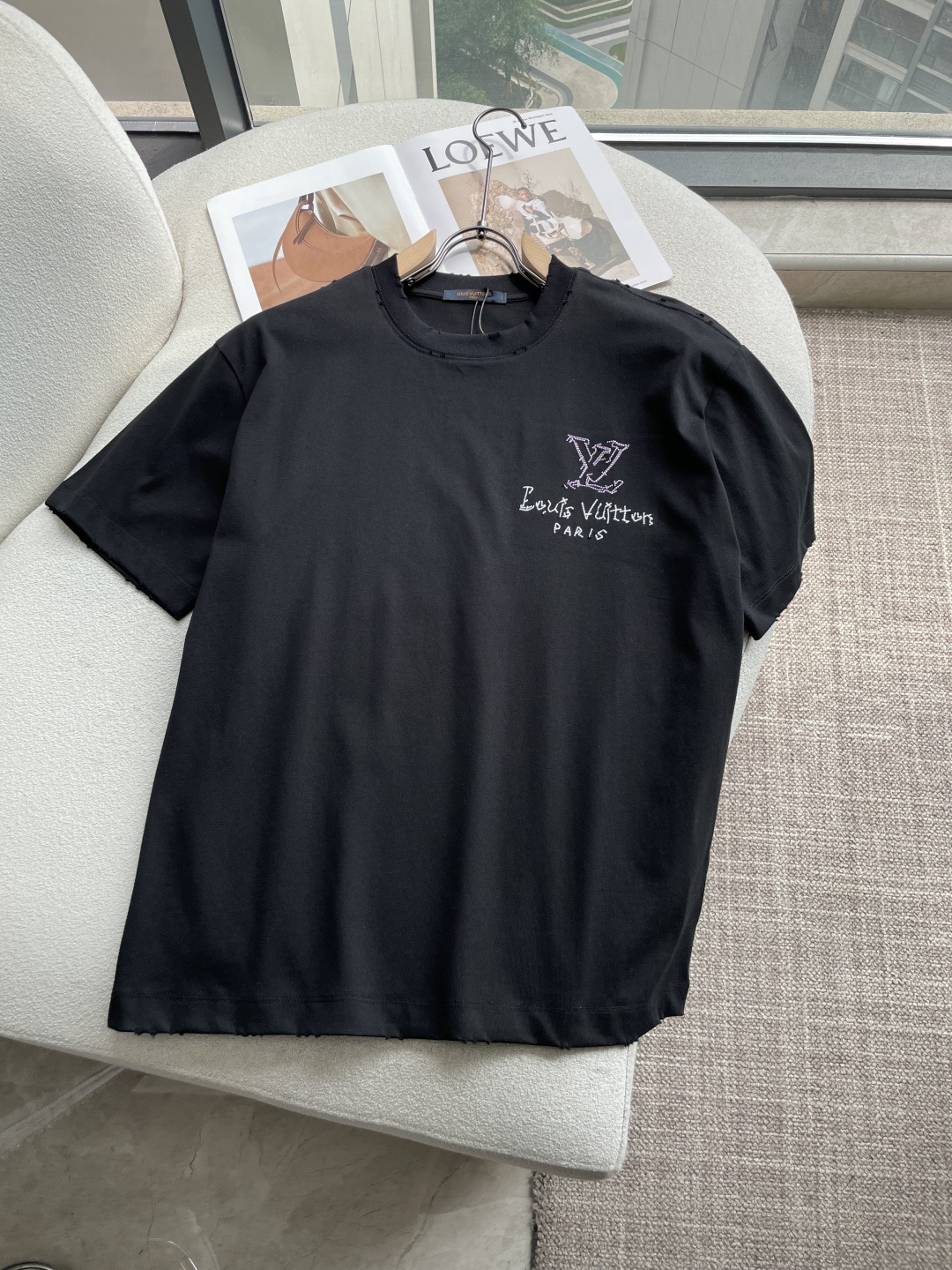 NO:846501,Lv 2026 spring and summer new style debut counter, the latest short-sleeved round neck T-shirt, high-end customization, avant-garde and fashionable design!  The brand logo is designed with heavy craftsmanship. High-end customized long-staple cotton fabric. Soft to the touch. Comfortable to wear. Exquisite stitching at the counter level. Fine workmanship. The upper body effect is incomparably handsome!  A must-have item for a stylish man!  Color Black White Size M-3XL,,louis vuitton,T-shirt,tees,t-shirt,19860909Lv 2026春夏新款首发专柜最新款短袖圆领T恤 高端订制 设计前卫时尚！品牌logo重工艺设计 高端定制长绒棉面料.手感柔软.穿着舒适.专柜级别精致车线.做工精细.上身效果无敌帅气！型男必备单品！ 颜色黑色 白色 码数M-3XL,,louis vuitton,T-shirt,tees，t-shirt,,Men's clothing