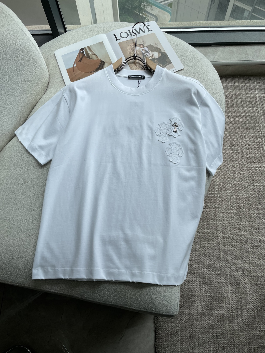 NO:846504,Kroxin's 2026 spring and summer new debut counter, the latest short-sleeved round neck T-shirt, high-end customization, avant-garde and fashionable design!  The brand logo is designed with heavy craftsmanship. High-end customized long-staple cotton fabric. Soft to the touch. Comfortable to wear. Exquisite stitching at the counter level. Fine workmanship. The upper body effect is incomparably handsome!  A must-have item for a stylish man!  Color Black White Size M-3XL,,chrome hearts,T-shirt,tees,t-shirt,19860909克罗心 2026春夏新款首发专柜最新款短袖圆领T恤 高端订制 设计前卫时尚！品牌logo重工艺设计 高端定制长绒棉面料.手感柔软.穿着舒适.专柜级别精致车线.做工精细.上身效果无敌帅气！型男必备单品！ 颜色黑色 白色 码数M-3XL,,chrome hearts,T-shirt,tees，t-shirt,,Men's clothing