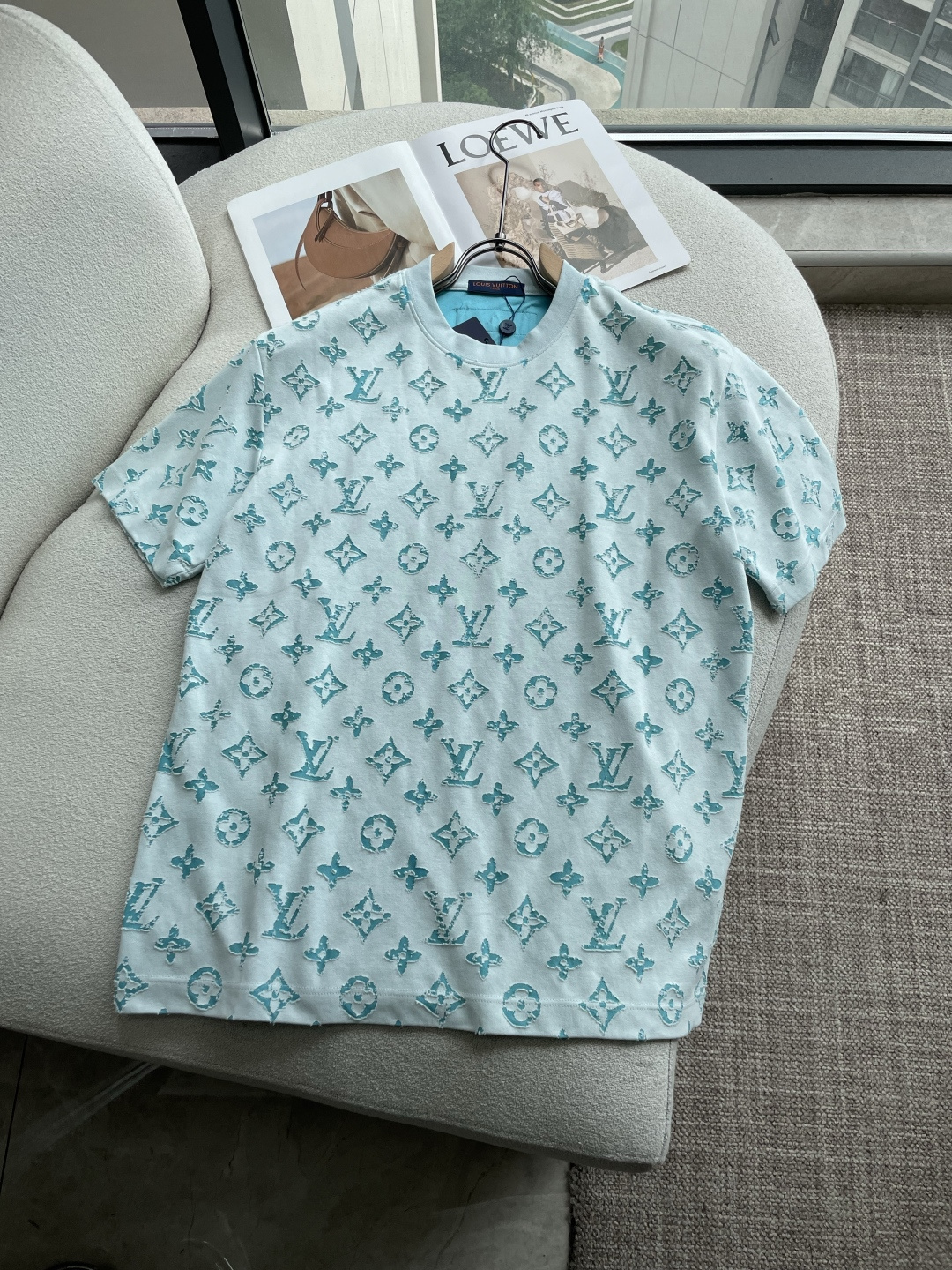 NO:846507,Lv 2026 spring and summer new style debut counter, the latest short-sleeved round neck T-shirt, high-end customization, avant-garde and fashionable design!  The brand logo is designed with heavy craftsmanship. High-end customized long-staple cotton fabric. Soft to the touch. Comfortable to wear. Exquisite stitching at the counter level. Fine workmanship. The upper body effect is incomparably handsome!  A must-have item for a stylish man!  Color Black White Size M-3XL,,louis vuitton,T-shirt,tees,t-shirt,19860909Lv 2026春夏新款首发专柜最新款短袖圆领T恤 高端订制 设计前卫时尚！品牌logo重工艺设计 高端定制长绒棉面料.手感柔软.穿着舒适.专柜级别精致车线.做工精细.上身效果无敌帅气！型男必备单品！ 颜色黑色 白色 码数M-3XL,,louis vuitton,T-shirt,tees，t-shirt,,Men's clothing