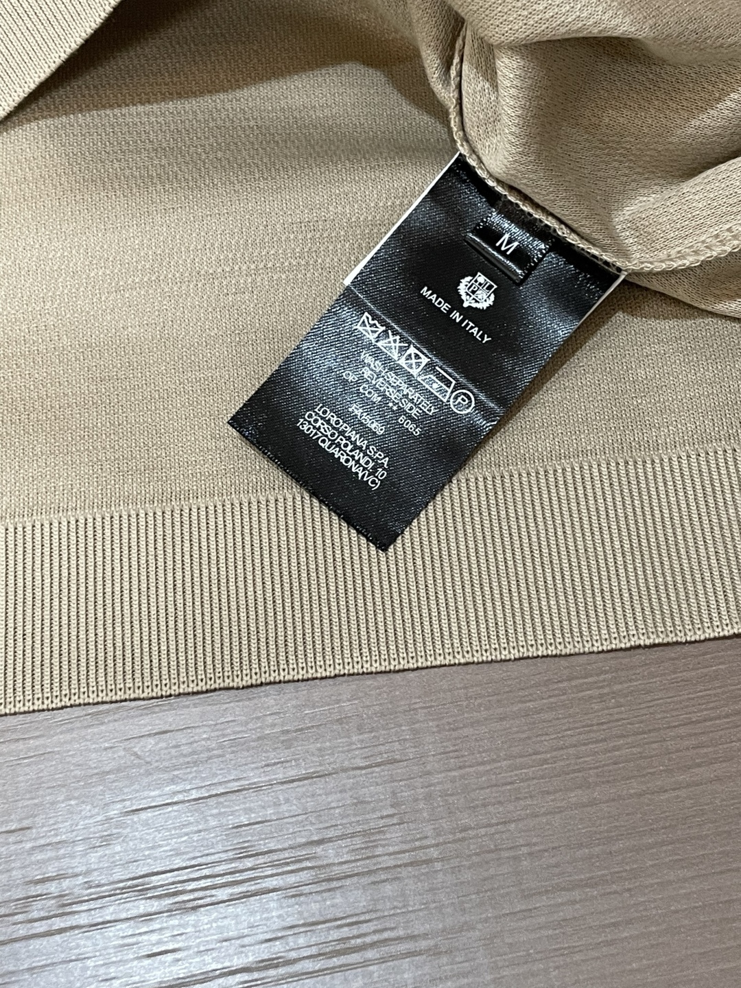 .  LORO PIANA诺悠翩雅条纹撞色领轻奢Polo衫   ◽纯棉面料质感高级，触感细腻软糯温润，上身干爽透气亲肤，
