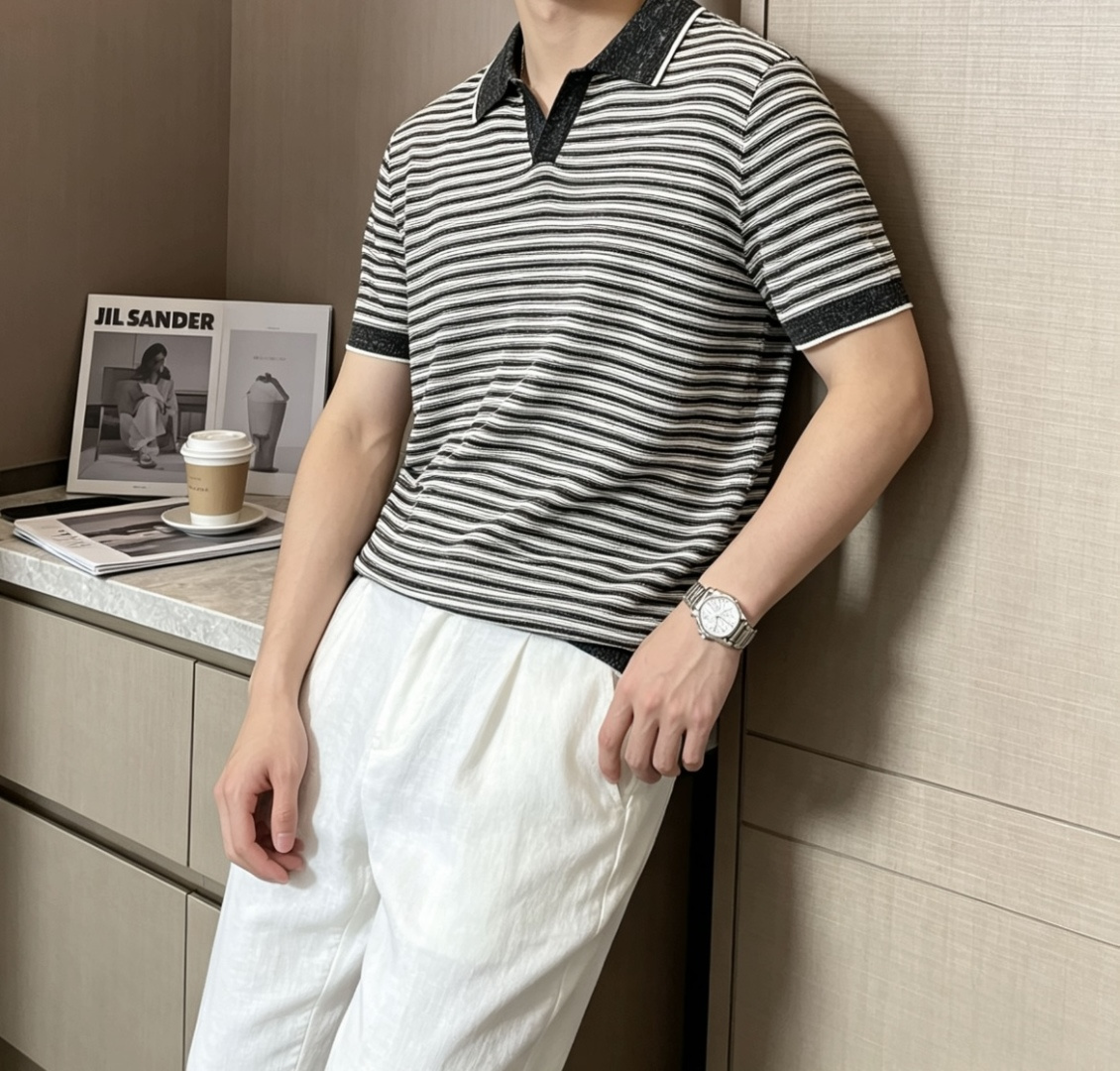 .  春夏新款Loro piana亚麻混纺海鸥领针织Polo衫，以品牌标志性的松弛质感重塑都市休闲美学。甄选晴纶与亚麻混