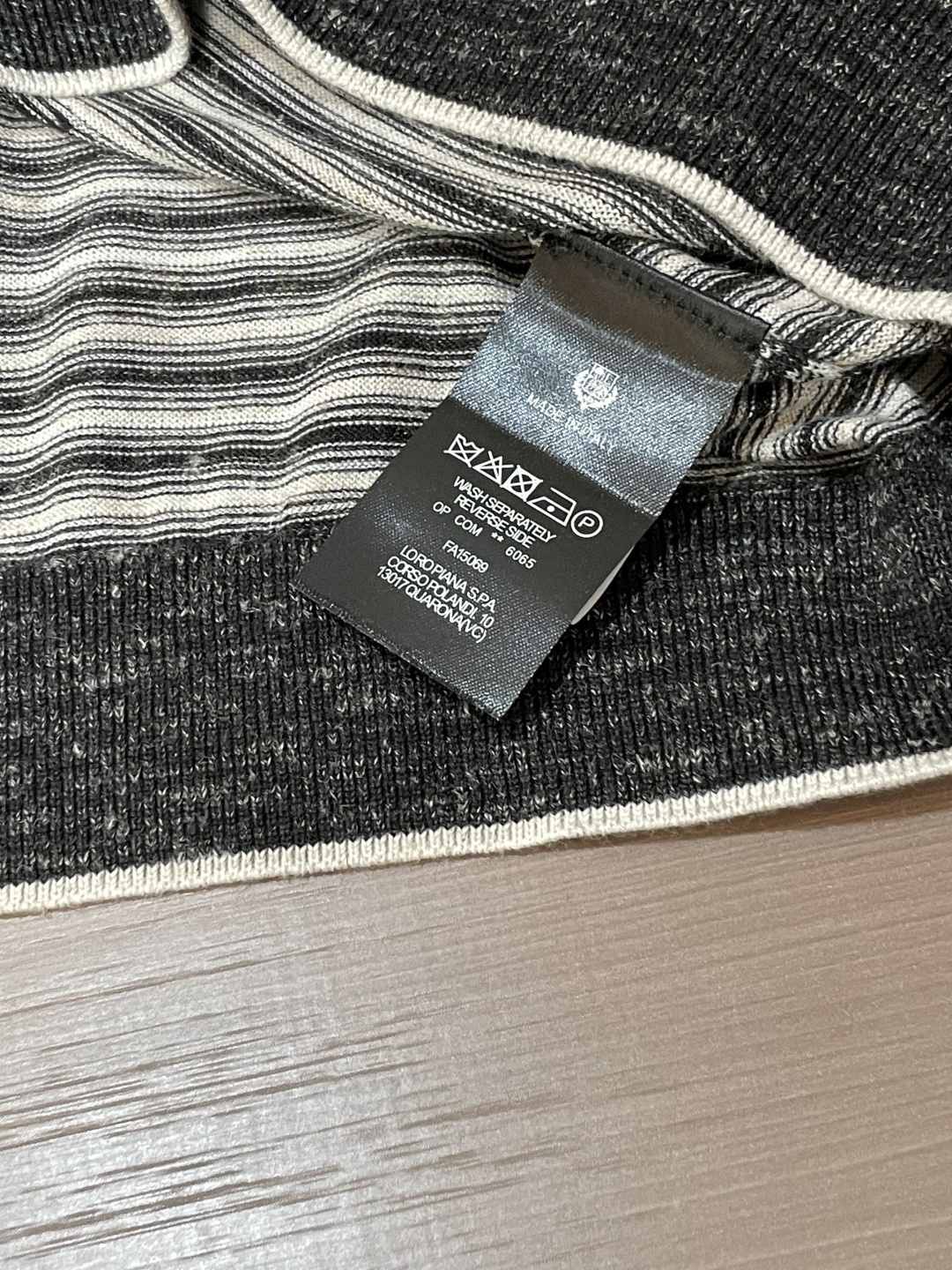 .  春夏新款Loro piana亚麻混纺海鸥领针织Polo衫，以品牌标志性的松弛质感重塑都市休闲美学。甄选晴纶与亚麻混