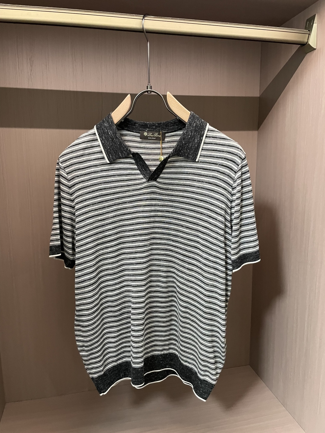 .  春夏新款Loro piana亚麻混纺海鸥领针织Polo衫，以品牌标志性的松弛质感重塑都市休闲美学。甄选晴纶与亚麻混