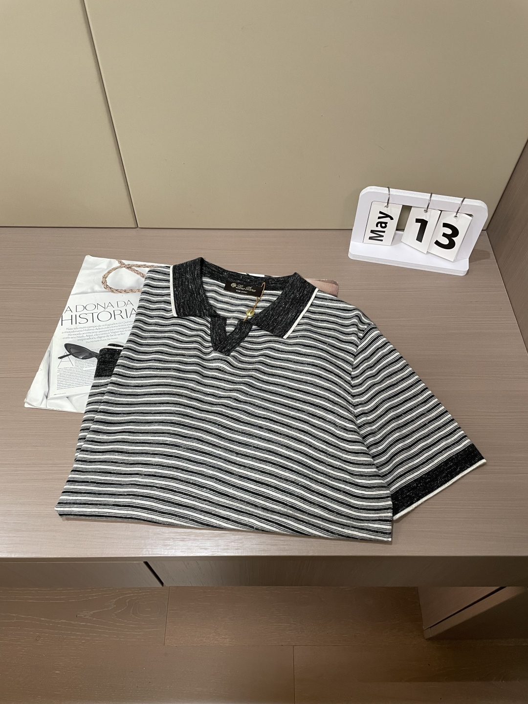 .  春夏新款Loro piana亚麻混纺海鸥领针织Polo衫，以品牌标志性的松弛质感重塑都市休闲美学。甄选晴纶与亚麻混