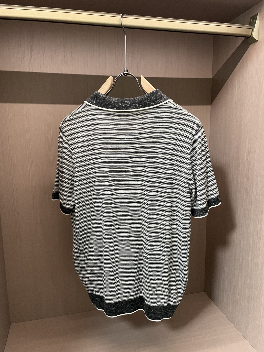 .  春夏新款Loro piana亚麻混纺海鸥领针织Polo衫，以品牌标志性的松弛质感重塑都市休闲美学。甄选晴纶与亚麻混