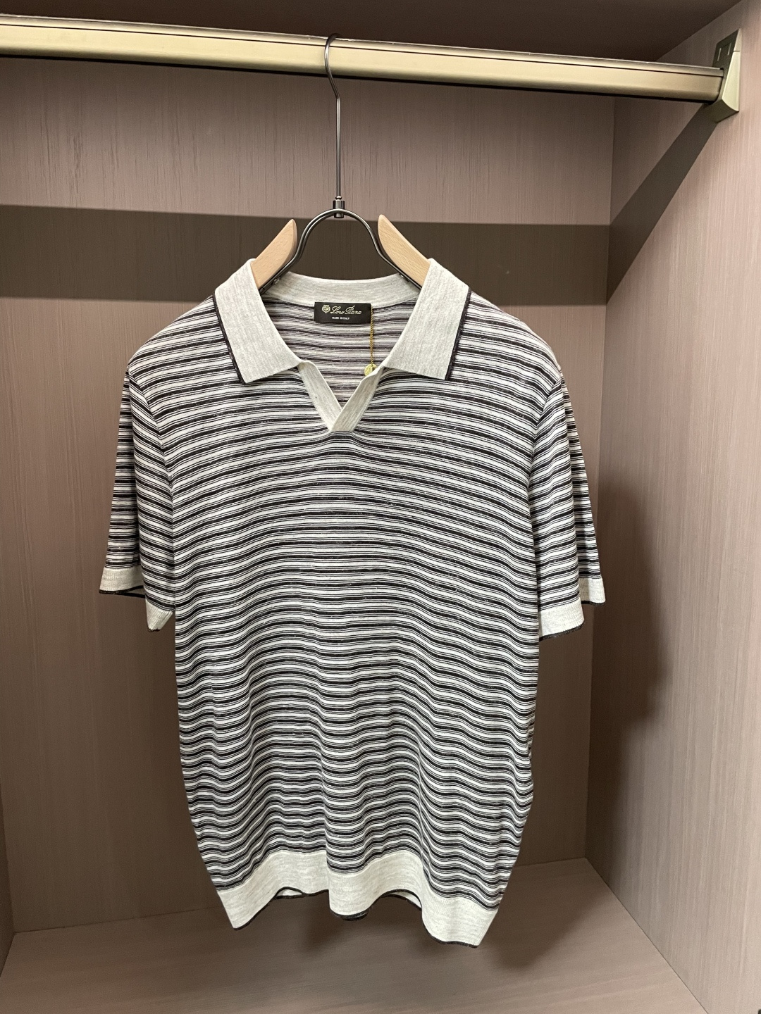 .  春夏新款Loro piana亚麻混纺海鸥领针织Polo衫，以品牌标志性的松弛质感重塑都市休闲美学。甄选晴纶与亚麻混