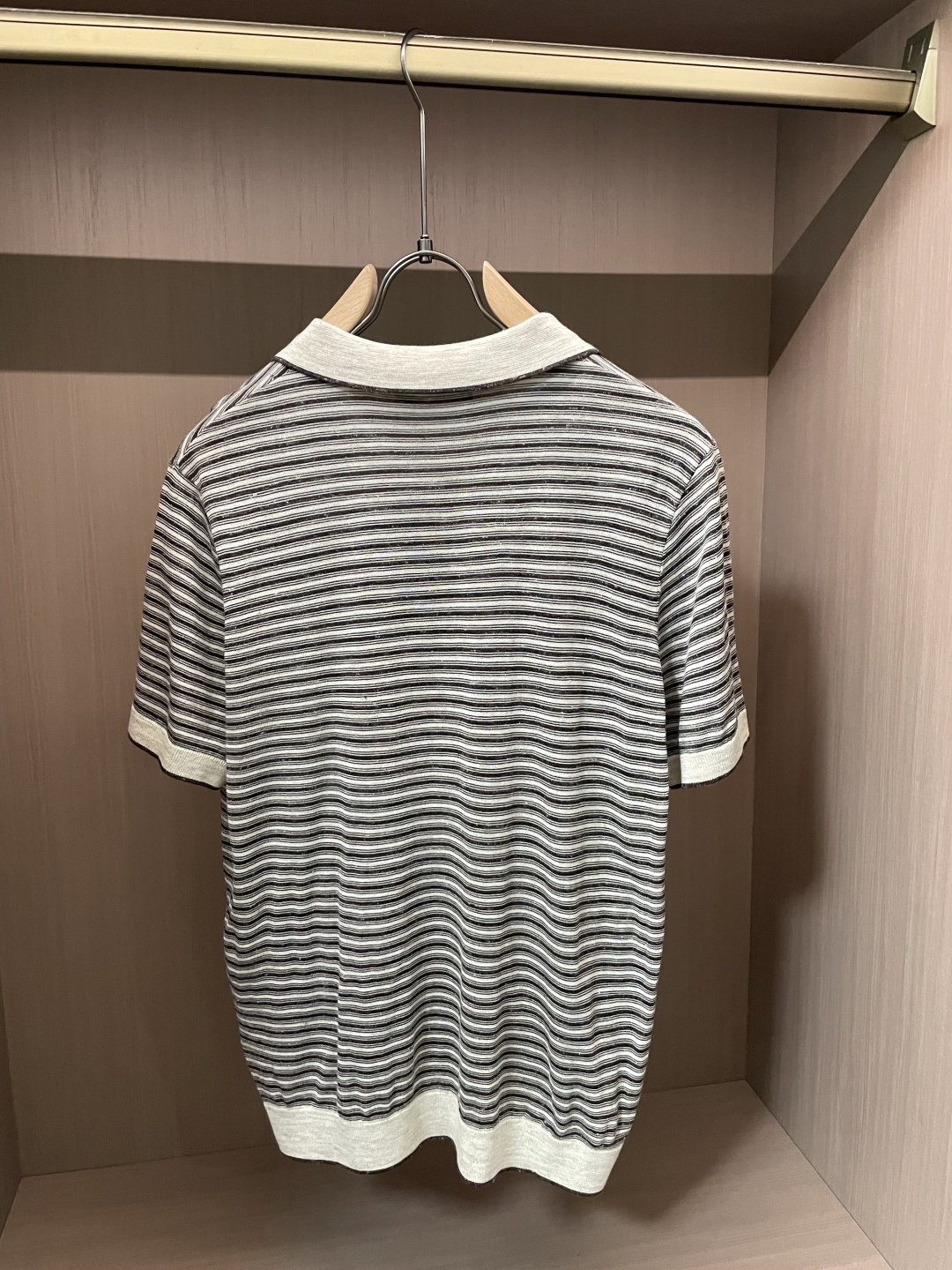 .  春夏新款Loro piana亚麻混纺海鸥领针织Polo衫，以品牌标志性的松弛质感重塑都市休闲美学。甄选晴纶与亚麻混