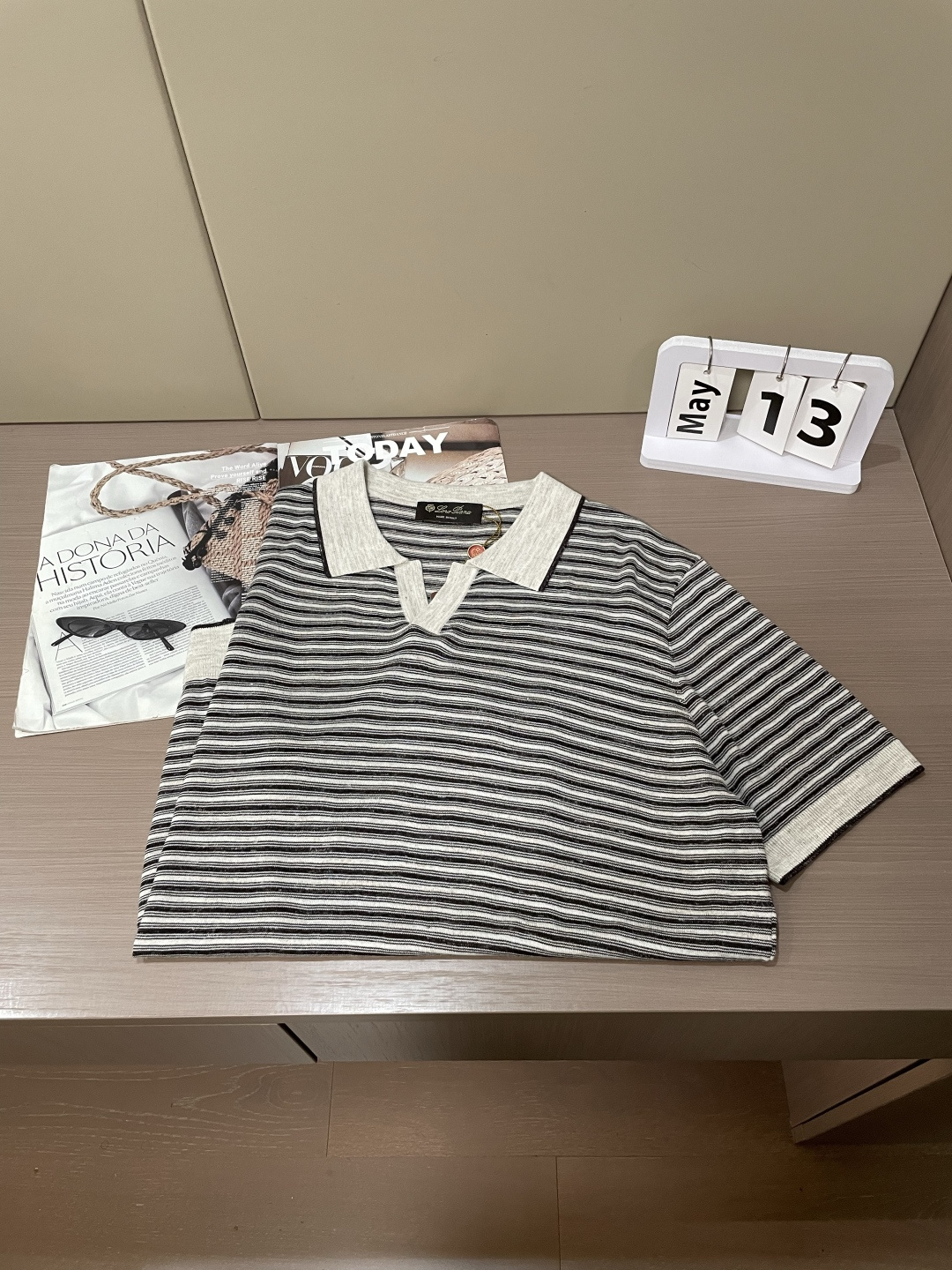 .  春夏新款Loro piana亚麻混纺海鸥领针织Polo衫，以品牌标志性的松弛质感重塑都市休闲美学。甄选晴纶与亚麻混