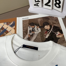 . Lv 2026春夏款/官网同步 面料采用重磅纯棉精梳棉面料,OS宽松版型,上身版型超正!日常百搭,衣橱必备单品! . Lv 2026春夏款/官网同步 面料采用重磅纯棉精梳棉面料,OS宽松版型,上身版型超正!日常百搭,衣橱必备单品!