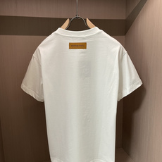 . Lv 2026春夏款/官网同步 面料采用重磅纯棉精梳棉面料,OS宽松版型,上身版型超正!日常百搭,衣橱必备单品! . Lv 2026春夏款/官网同步 面料采用重磅纯棉精梳棉面料,OS宽松版型,上身版型超正!日常百搭,衣橱必备单品!