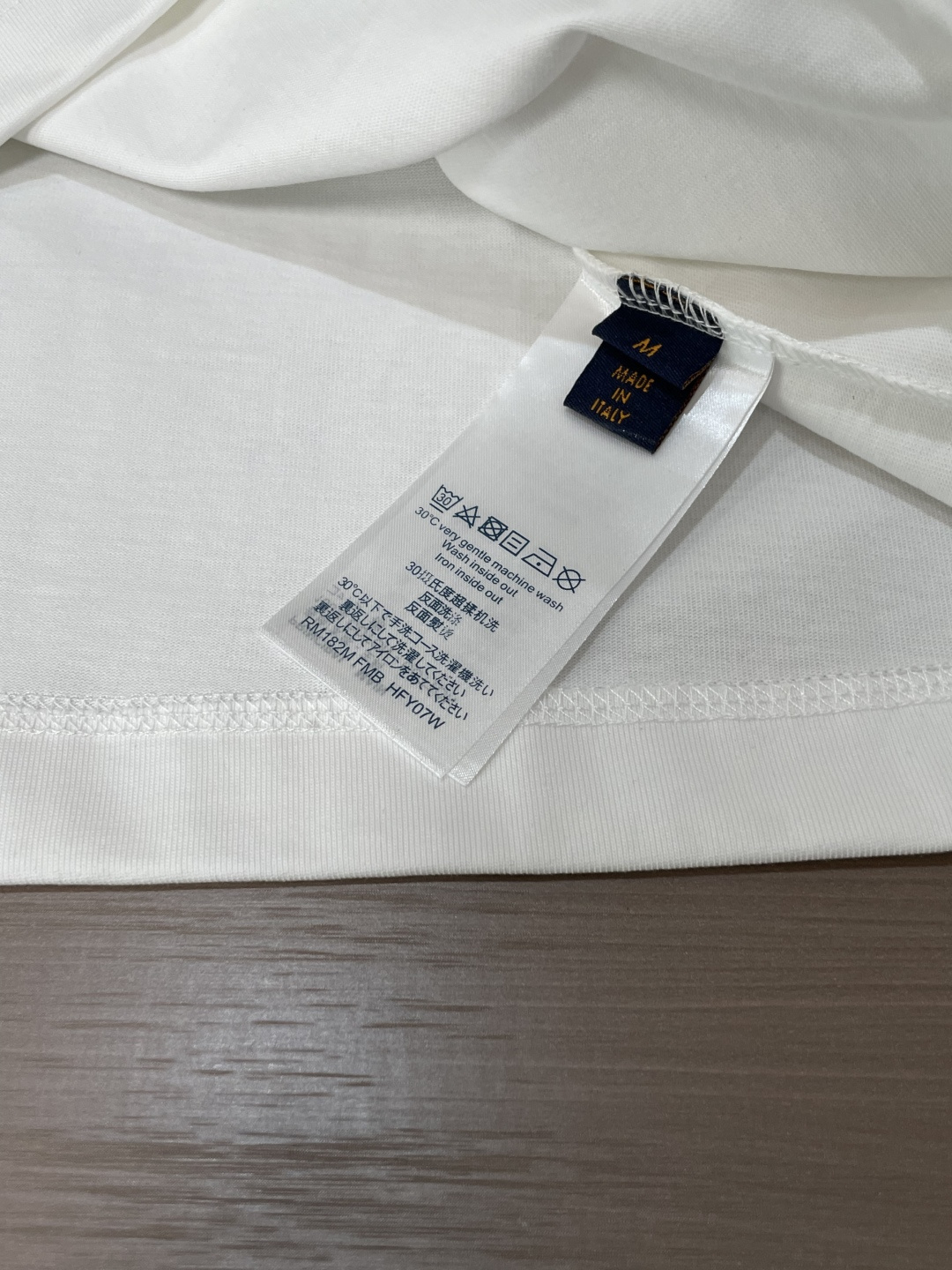 . Lv 2026春夏款/官网同步 面料采用重磅纯棉精梳棉面料,OS宽松版型,上身版型超正!日常百搭,衣橱必备单品! . Lv 2026春夏款/官网同步 面料采用重磅纯棉精梳棉面料,OS宽松版型,上身版型超正!日常百搭,衣橱必备单品!