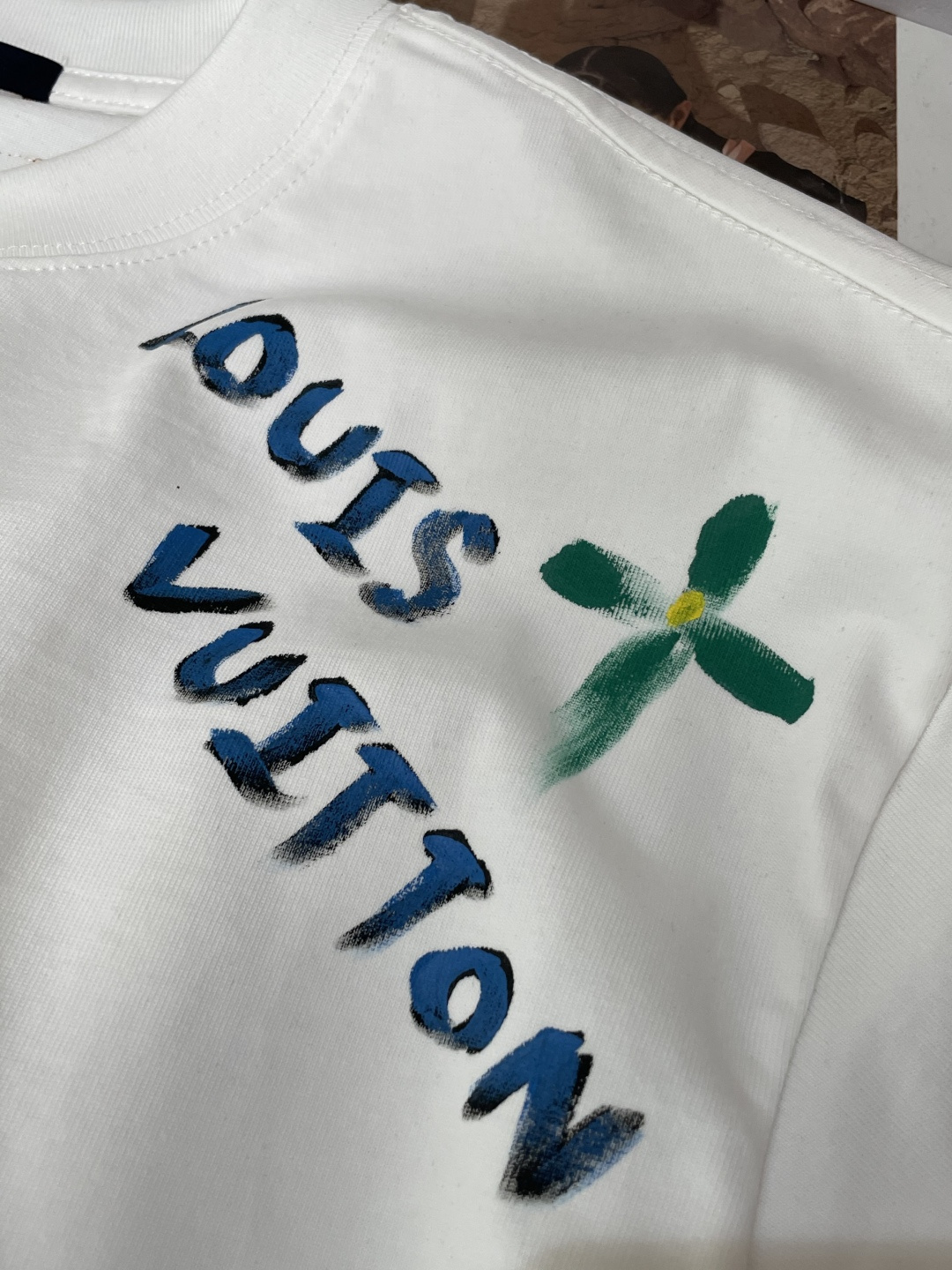 . Lv 2026春夏款/官网同步 面料采用重磅纯棉精梳棉面料,OS宽松版型,上身版型超正!日常百搭,衣橱必备单品! . Lv 2026春夏款/官网同步 面料采用重磅纯棉精梳棉面料,OS宽松版型,上身版型超正!日常百搭,衣橱必备单品!