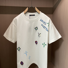 . Lv 2026春夏款/官网同步 面料采用重磅纯棉精梳棉面料,OS宽松版型,上身版型超正!日常百搭,衣橱必备单品! . Lv 2026春夏款/官网同步 面料采用重磅纯棉精梳棉面料,OS宽松版型,上身版型超正!日常百搭,衣橱必备单品!