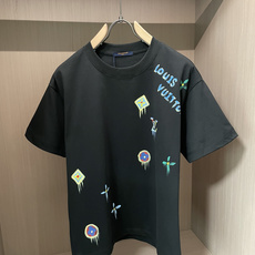 . Lv 2026春夏款/官网同步 面料采用重磅纯棉精梳棉面料,OS宽松版型,上身版型超正!日常百搭,衣橱必备单品! . Lv 2026春夏款/官网同步 面料采用重磅纯棉精梳棉面料,OS宽松版型,上身版型超正!日常百搭,衣橱必备单品!