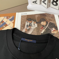 . Lv 2026春夏款/官网同步 面料采用重磅纯棉精梳棉面料,OS宽松版型,上身版型超正!日常百搭,衣橱必备单品! . Lv 2026春夏款/官网同步 面料采用重磅纯棉精梳棉面料,OS宽松版型,上身版型超正!日常百搭,衣橱必备单品!