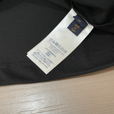 . Lv 2026春夏款/官网同步 面料采用重磅纯棉精梳棉面料,OS宽松版型,上身版型超正!日常百搭,衣橱必备单品! . Lv 2026春夏款/官网同步 面料采用重磅纯棉精梳棉面料,OS宽松版型,上身版型超正!日常百搭,衣橱必备单品!