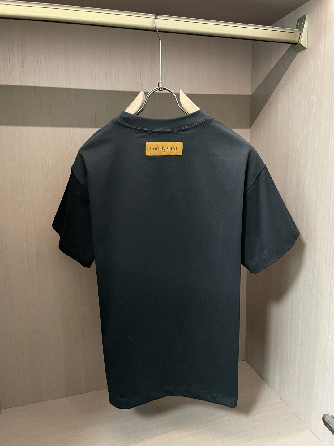 . Lv 2026春夏款/官网同步 面料采用重磅纯棉精梳棉面料,OS宽松版型,上身版型超正!日常百搭,衣橱必备单品! . Lv 2026春夏款/官网同步 面料采用重磅纯棉精梳棉面料,OS宽松版型,上身版型超正!日常百搭,衣橱必备单品!