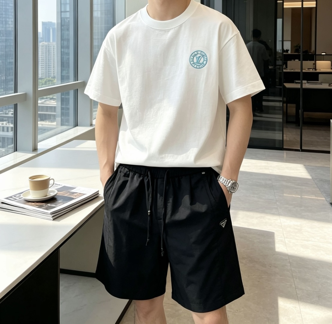 .   Lv 2026春夏款/官网同步 面料采用重磅纯棉精梳棉面料，OS宽松版型，上身版型超正！日常百搭，衣橱必备单品！