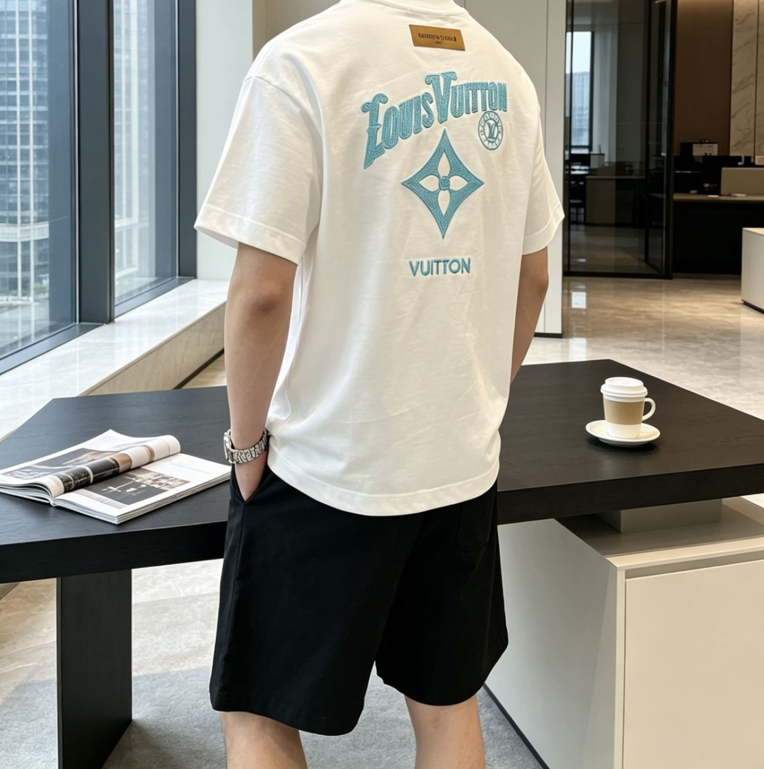 . Lv 2026春夏款/官网同步 面料采用重磅纯棉精梳棉面料,OS宽松版型,上身版型超正!日常百搭,衣橱必备单品! . Lv 2026春夏款/官网同步 面料采用重磅纯棉精梳棉面料,OS宽松版型,上身版型超正!日常百搭,衣橱必备单品!