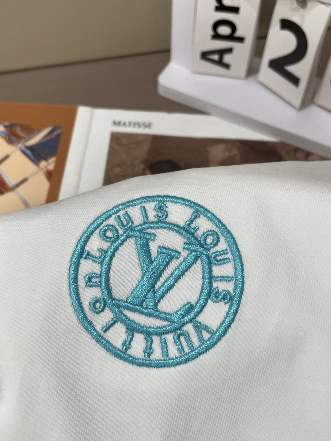 . Lv 2026春夏款/官网同步 面料采用重磅纯棉精梳棉面料,OS宽松版型,上身版型超正!日常百搭,衣橱必备单品! . Lv 2026春夏款/官网同步 面料采用重磅纯棉精梳棉面料,OS宽松版型,上身版型超正!日常百搭,衣橱必备单品!